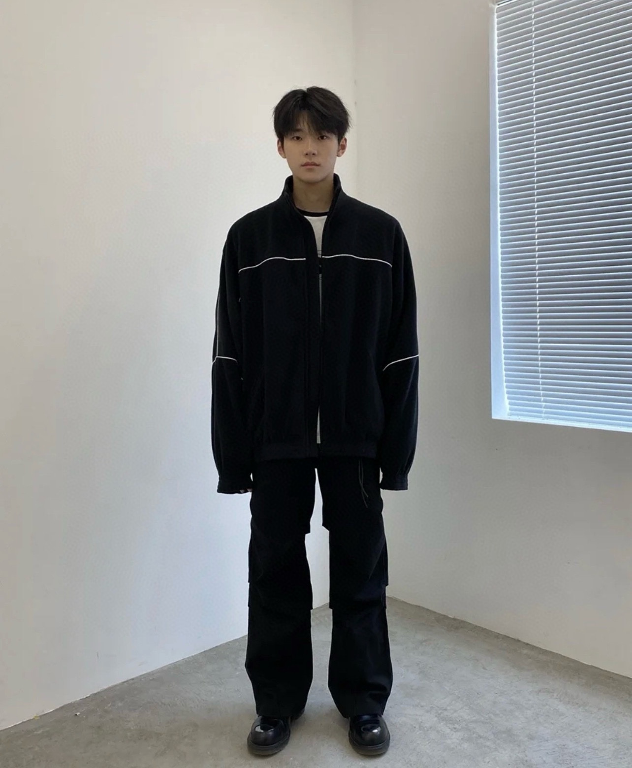 特价‼️ 💰135 库存:XS/2 M/10 L/18
巴黎世家 𝘽𝘼𝙇𝙀𝙉𝘾𝙄𝘼𝙂𝘼 BLCG 24FW 双钩刺绣白条拼接摇粒绒棉服外套
轻奢主义 男女日常通勤穿搭必备单品 正确版本 欢迎对比
详细特征
· 定制69%晴纶31%涤纶摇粒绒面料 超高克重 保暖舒适
· 内里采用同色三级聚酯鸟眼网布
· OS宽松版型设计 分段式拼接创意
· 3D立体剪裁工艺
· 侧口袋隐形拉链设计
· 田岛高速绣花机机绣镂空字母 立体饱满
· 开模定制原版五金拉链 双拉头设计
· 原版主唛水洗吊牌品牌包装
颜色:黑色
尺码:46/48/50/52