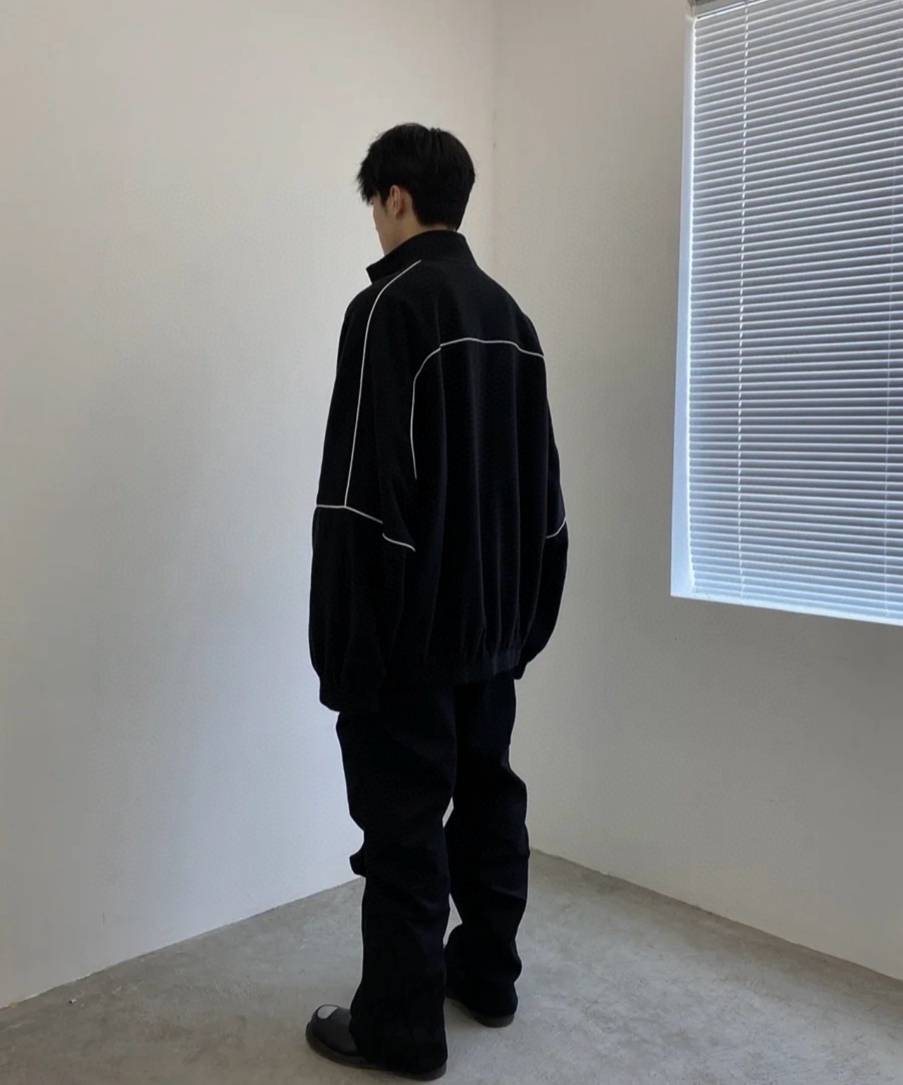 特价‼️ 💰135 库存:XS/2 M/10 L/18
巴黎世家 𝘽𝘼𝙇𝙀𝙉𝘾𝙄𝘼𝙂𝘼 BLCG 24FW 双钩刺绣白条拼接摇粒绒棉服外套
轻奢主义 男女日常通勤穿搭必备单品 正确版本 欢迎对比
详细特征
· 定制69%晴纶31%涤纶摇粒绒面料 超高克重 保暖舒适
· 内里采用同色三级聚酯鸟眼网布
· OS宽松版型设计 分段式拼接创意
· 3D立体剪裁工艺
· 侧口袋隐形拉链设计
· 田岛高速绣花机机绣镂空字母 立体饱满
· 开模定制原版五金拉链 双拉头设计
· 原版主唛水洗吊牌品牌包装
颜色:黑色
尺码:46/48/50/52