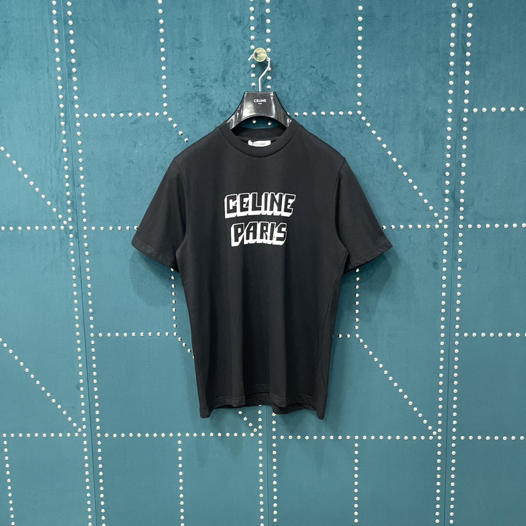 💰85 思琳 𝘾𝙚𝙡𝙞𝙣𝙚 Celine 25SS 立体字母印花短袖T恤
轻奢主义 男女日常通勤穿搭必备单品 正确版本 欢迎对比
详细特征
· 230克100% 纯棉双纱汗布面料
· 面部无尘烧毛工艺 底部吸毛 环保活性染
· 同缸定染特种加粗32支双股1×1罗纹
· 进口环保胶浆丝网印花工艺
· 纯手工红线缝制主唛
· 原版主唛水洗吊牌防潮纸包装
颜色:黑色
尺码:XS/S/M/L