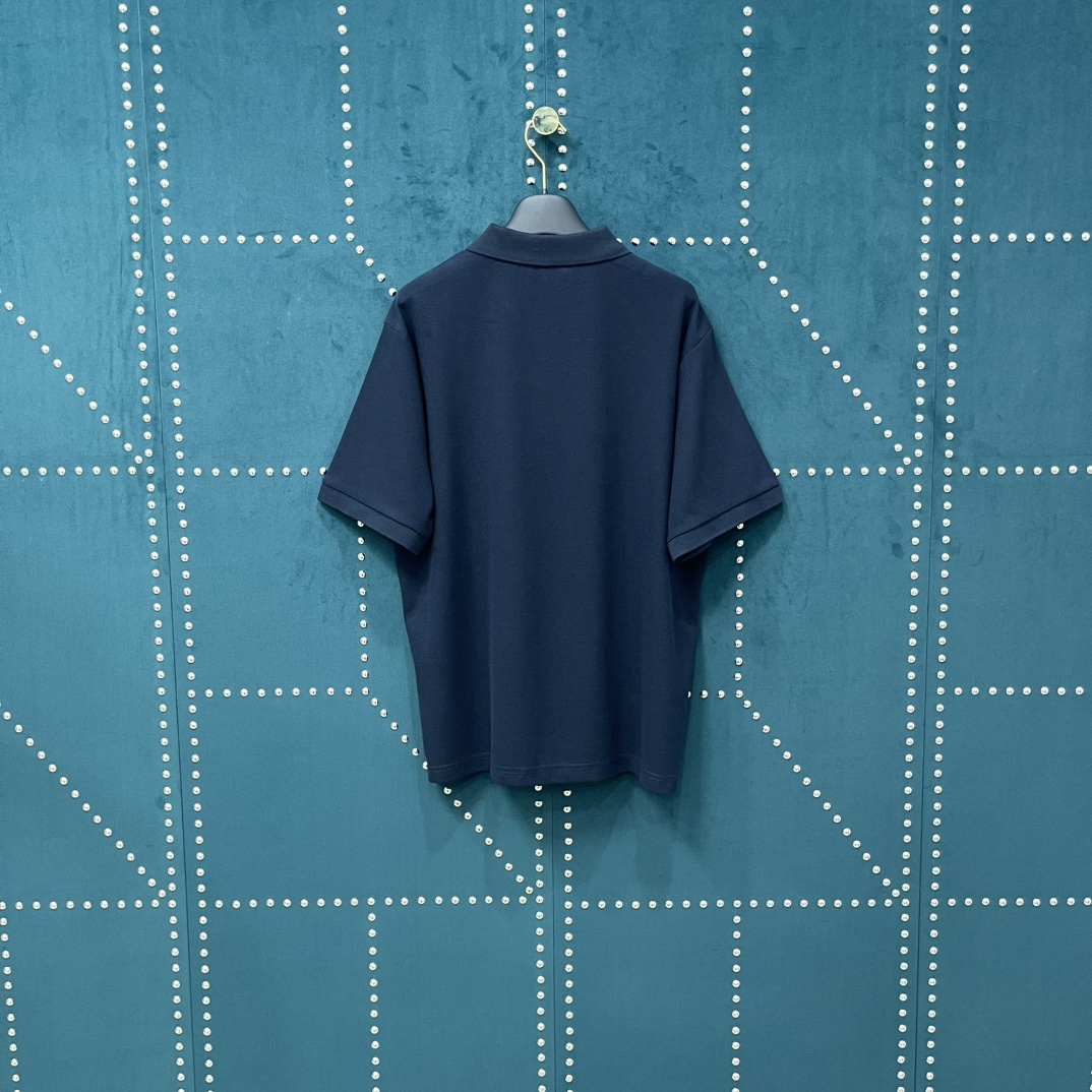 💰85 缪缪 𝙈𝙞𝙪𝙈𝙞𝙪 MiuMiu 25SS 刺绣logo Polo短袖
轻奢主义 男女日常通勤穿搭必备单品 正确版本 欢迎对比
详细特征
· 客供弹力珠地棉面料 93%棉 7%氨纶
· 进口高速绣花机万针重工刺绣 精准还原
· 配套涤棉纱线横版机罗纹
· 系扣门襟设计
· 侧边经典开叉设计
· 原版主唛水洗吊牌包装
颜色:黑色/白色/藏蓝
尺码:XS/S/M/L