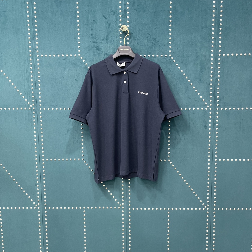 💰85 缪缪 𝙈𝙞𝙪𝙈𝙞𝙪 MiuMiu 25SS 刺绣logo Polo短袖
轻奢主义 男女日常通勤穿搭必备单品 正确版本 欢迎对比
详细特征
· 客供弹力珠地棉面料 93%棉 7%氨纶
· 进口高速绣花机万针重工刺绣 精准还原
· 配套涤棉纱线横版机罗纹
· 系扣门襟设计
· 侧边经典开叉设计
· 原版主唛水洗吊牌包装
颜色:黑色/白色/藏蓝
尺码:XS/S/M/L