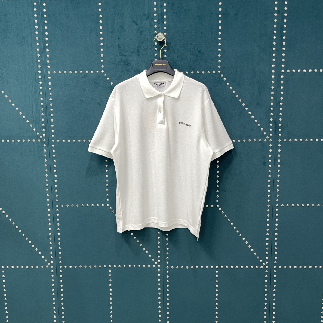 💰85  缪缪 𝙈𝙞𝙪𝙈𝙞𝙪 MiuMiu 25SS 刺绣logo Polo短袖
轻奢主义 男女日常通勤穿搭必备单品  正确版本  欢迎对比
详细特征
· 客供弹力珠地棉面料   93%棉  7%氨纶
· 进口高速绣花机万针重工刺绣  精准还原
· 配套涤棉纱线横版机罗纹
· 系扣门襟设计
· 侧边经典开叉设计
· 原版主唛水洗吊牌包装
   颜色：黑色/白色/藏蓝
   尺码：XS/S/M/L