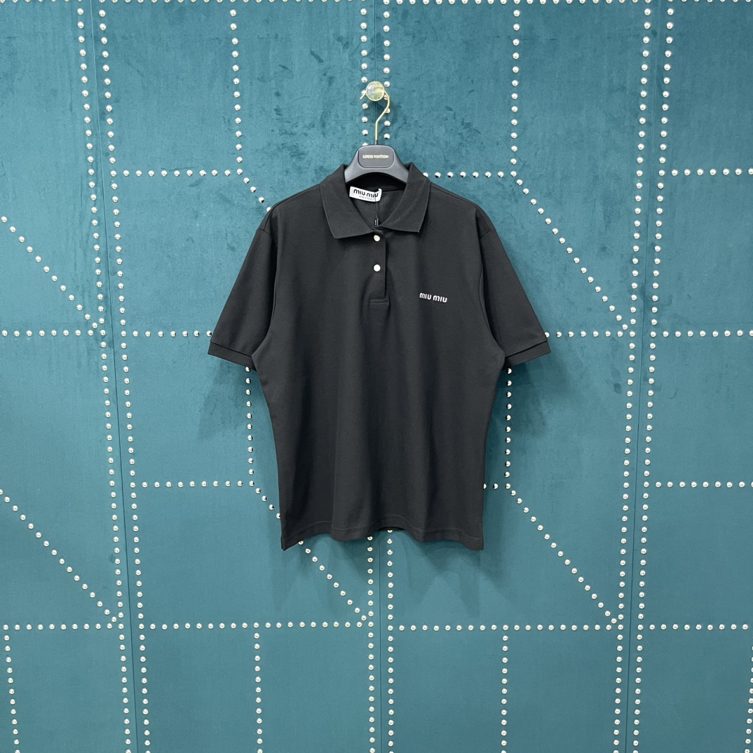 💰85 缪缪 𝙈𝙞𝙪𝙈𝙞𝙪 MiuMiu 25SS 刺绣logo Polo短袖
轻奢主义 男女日常通勤穿搭必备单品 正确版本 欢迎对比
详细特征
· 客供弹力珠地棉面料 93%棉 7%氨纶
· 进口高速绣花机万针重工刺绣 精准还原
· 配套涤棉纱线横版机罗纹
· 系扣门襟设计
· 侧边经典开叉设计
· 原版主唛水洗吊牌包装
颜色:黑色/白色/藏蓝
尺码:XS/S/M/L