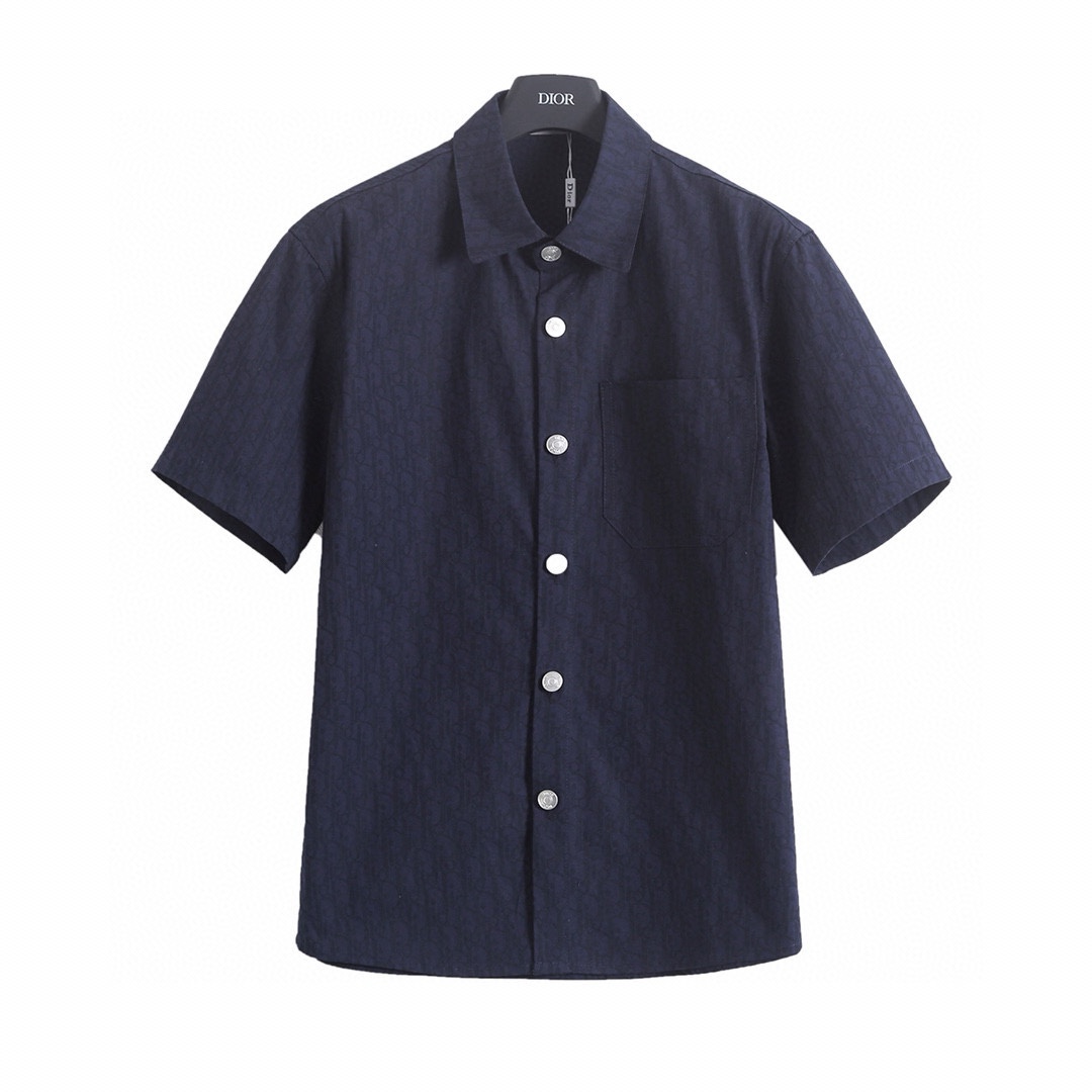 短袖衬衫/💰85 短裤/💰85
迪奥 𝘾𝙝𝙧𝙞𝙨𝙩𝙞𝙖𝙣 𝘿𝙞𝙤𝙧 CD 25SS 暗纹满印老花牛仔短袖短裤套装
轻奢主义 男女日常通勤穿搭必备单品 正确版本 欢迎对比
详细特征
· 定制棉质牛仔布
· 匹布定染洗色 厚实斜纹肌理感 纹路清晰
· 面料字母采用拔印工艺
· 红外线定位裁剪 全部对位
· 多口袋拼布设计
· 全麦夹工艺
· 开模定做铝质工字扣 袖钉
· 双重酵素洗水 复古做旧 柔和手感
· 定制原版皮牌
· 原版主唛水洗吊牌纽扣包装
颜色:藏蓝
尺码:XS/S/M/L