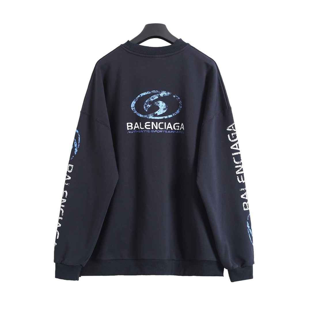💰125
  巴黎世家 𝘽𝘼𝙇𝙀𝙉𝘾𝙄𝘼𝙂𝘼 BLCG 25FW 破洞做旧水洗冲浪印花圆领卫衣
轻奢主义 男女日常通勤穿搭必备单品  正确版本  随意对比
详细特征
· 采用360克纯棉双纱鱼鳞毛圈面料
· 面部无尘烧毛工艺  底部吸毛  环保活性染
· 搭配21S精密拉架2×2螺纹
· 根据原版同色胶浆材质  采用高弹拉架胶浆印刷
· 定位手工磨破  重工水洗做旧工艺
· 双针车线跨缝工艺
· 原版主唛水洗吊牌包装
   颜色：黑色
   尺码：XS/S/M/L