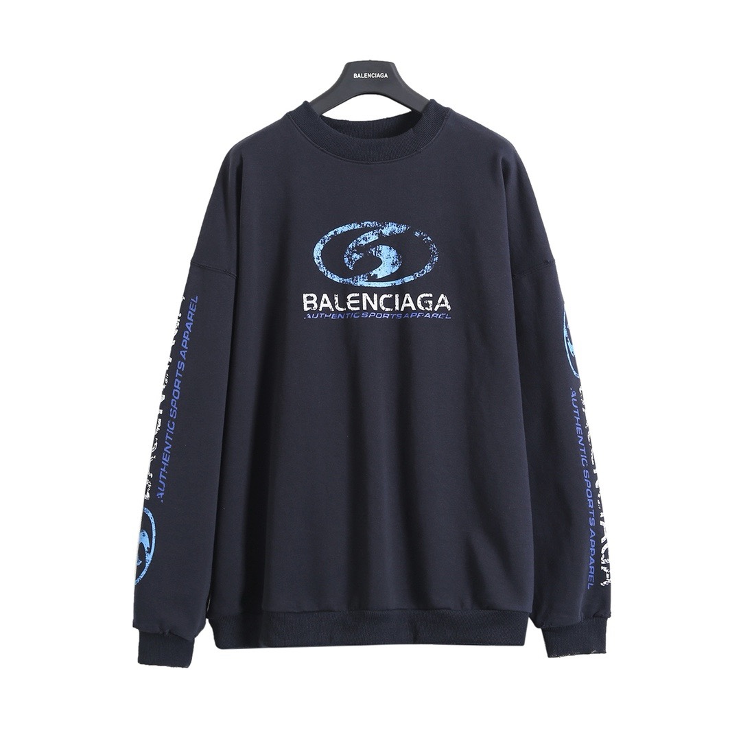 💰125
  巴黎世家 𝘽𝘼𝙇𝙀𝙉𝘾𝙄𝘼𝙂𝘼 BLCG 25FW 破洞做旧水洗冲浪印花圆领卫衣
轻奢主义 男女日常通勤穿搭必备单品  正确版本  随意对比
详细特征
· 采用360克纯棉双纱鱼鳞毛圈面料
· 面部无尘烧毛工艺  底部吸毛  环保活性染
· 搭配21S精密拉架2×2螺纹
· 根据原版同色胶浆材质  采用高弹拉架胶浆印刷
· 定位手工磨破  重工水洗做旧工艺
· 双针车线跨缝工艺
· 原版主唛水洗吊牌包装
   颜色：黑色
   尺码：XS/S/M/L