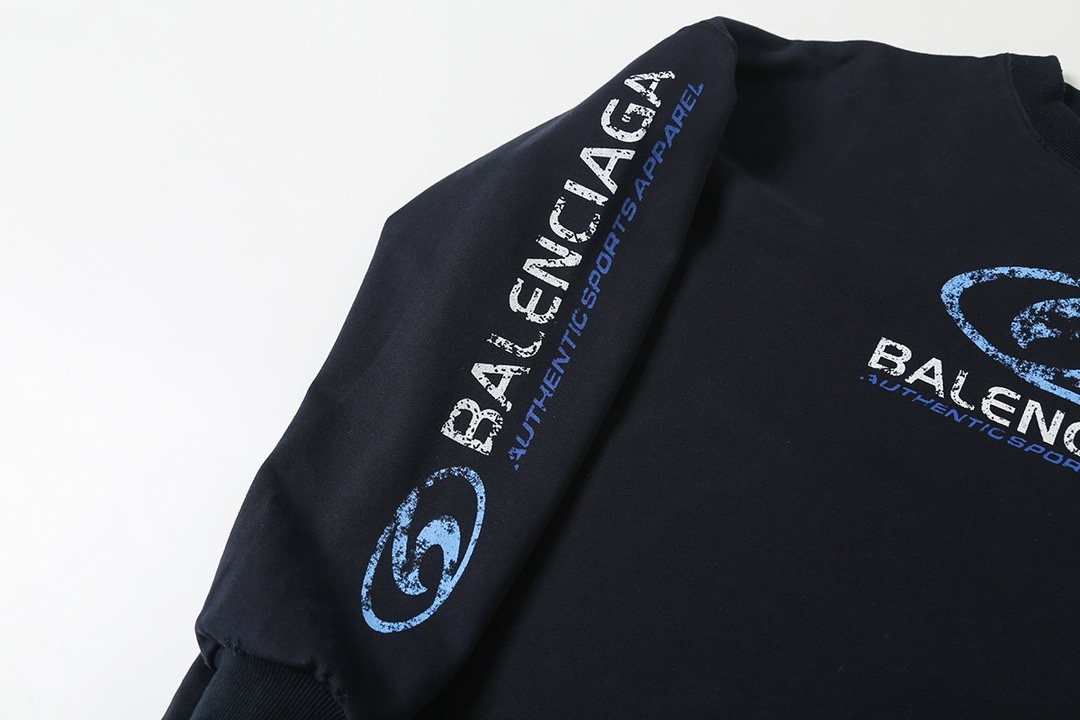 💰125
  巴黎世家 𝘽𝘼𝙇𝙀𝙉𝘾𝙄𝘼𝙂𝘼 BLCG 25FW 破洞做旧水洗冲浪印花圆领卫衣
轻奢主义 男女日常通勤穿搭必备单品  正确版本  随意对比
详细特征
· 采用360克纯棉双纱鱼鳞毛圈面料
· 面部无尘烧毛工艺  底部吸毛  环保活性染
· 搭配21S精密拉架2×2螺纹
· 根据原版同色胶浆材质  采用高弹拉架胶浆印刷
· 定位手工磨破  重工水洗做旧工艺
· 双针车线跨缝工艺
· 原版主唛水洗吊牌包装
   颜色：黑色
   尺码：XS/S/M/L