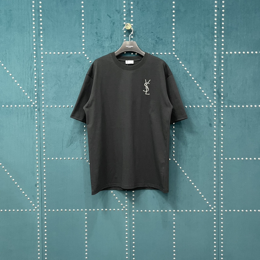 💰85 圣罗兰 𝙎𝙖𝙞𝙣𝙩 𝙇𝙖𝙪𝙧𝙚𝙣 SLP 45SS YSL刺绣短袖T恤 SL012
轻奢主义 男女日常通勤穿搭必备单品 正确版本 随意对比
详细特征
· 260克100% 纯棉双纱汗布面料
· 面部无尘烧毛工艺 底部吸毛 环保活性染
· 同缸定染特种加粗32支双股1×1罗纹
· 进口田岛高速绣花机高密机绣
· 双针车线跨缝工艺
· 原版主唛水洗吊牌包装
颜色:黑色/白色
尺码:XS/S/M/L