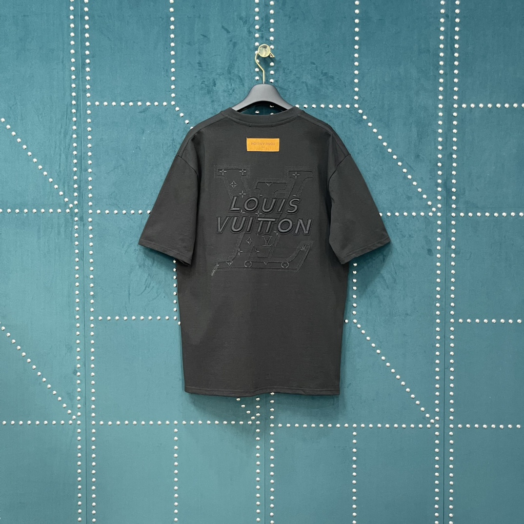 💰95  路易威登 𝙇𝙤𝙪𝙞𝙨 𝙑𝙪𝙞𝙩𝙩𝙤𝙣 1V 25SS 后背大幅字母立体刺绣短袖T恤 LV049
轻奢主义 男女日常通勤穿搭必备单品  正确版本  随意对比
详细特征
· 260克100% 纯棉双纱汗布面料
· 面部无尘烧毛工艺  底部吸毛  环保活性染
· 同缸定染特种加粗32支双股1×1罗纹
·进口田岛高速绣花机二十万针高密机绣
· 内里采用硅胶发泡注塑
· 背后翻转效果标签
· 双针车线跨缝工艺
· 原版主唛水洗吊牌包装
   颜色：黑色/白色
   尺码：XS/S/M/L