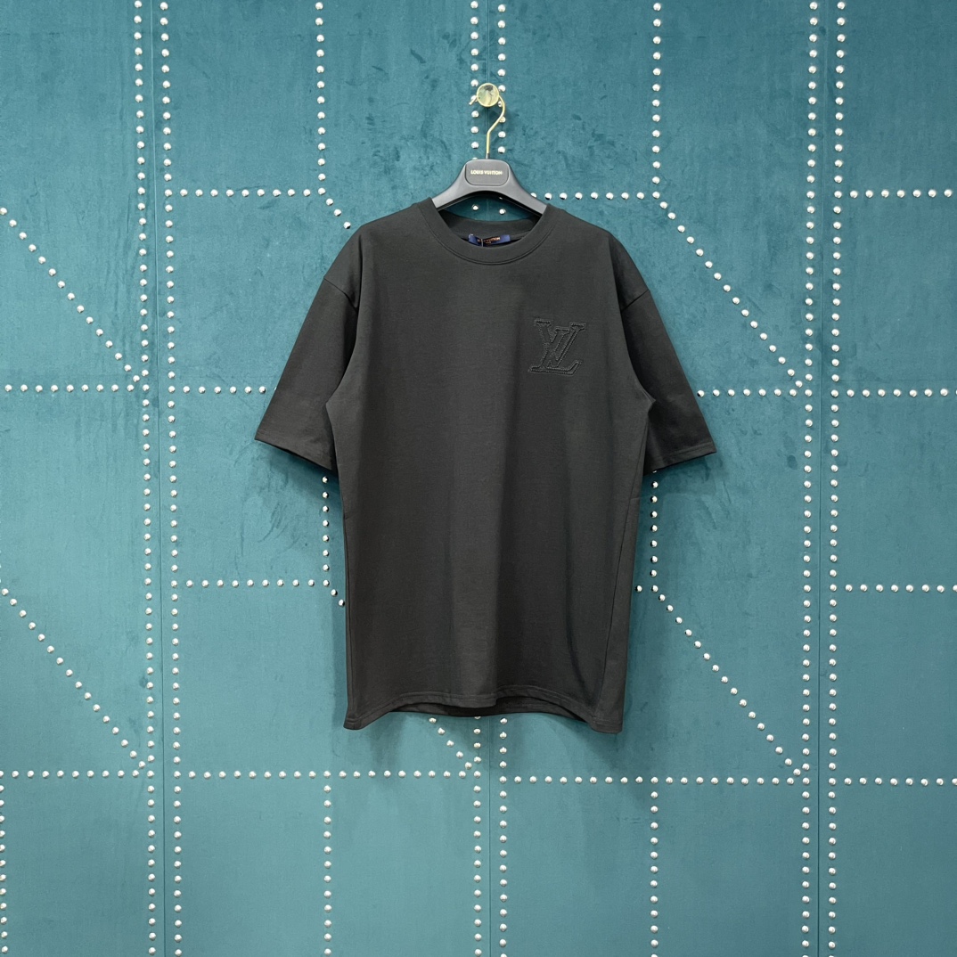 💰95  路易威登 𝙇𝙤𝙪𝙞𝙨 𝙑𝙪𝙞𝙩𝙩𝙤𝙣 1V 25SS 后背大幅字母立体刺绣短袖T恤 LV049
轻奢主义 男女日常通勤穿搭必备单品  正确版本  随意对比
详细特征
· 260克100% 纯棉双纱汗布面料
· 面部无尘烧毛工艺  底部吸毛  环保活性染
· 同缸定染特种加粗32支双股1×1罗纹
·进口田岛高速绣花机二十万针高密机绣
· 内里采用硅胶发泡注塑
· 背后翻转效果标签
· 双针车线跨缝工艺
· 原版主唛水洗吊牌包装
   颜色：黑色/白色
   尺码：XS/S/M/L