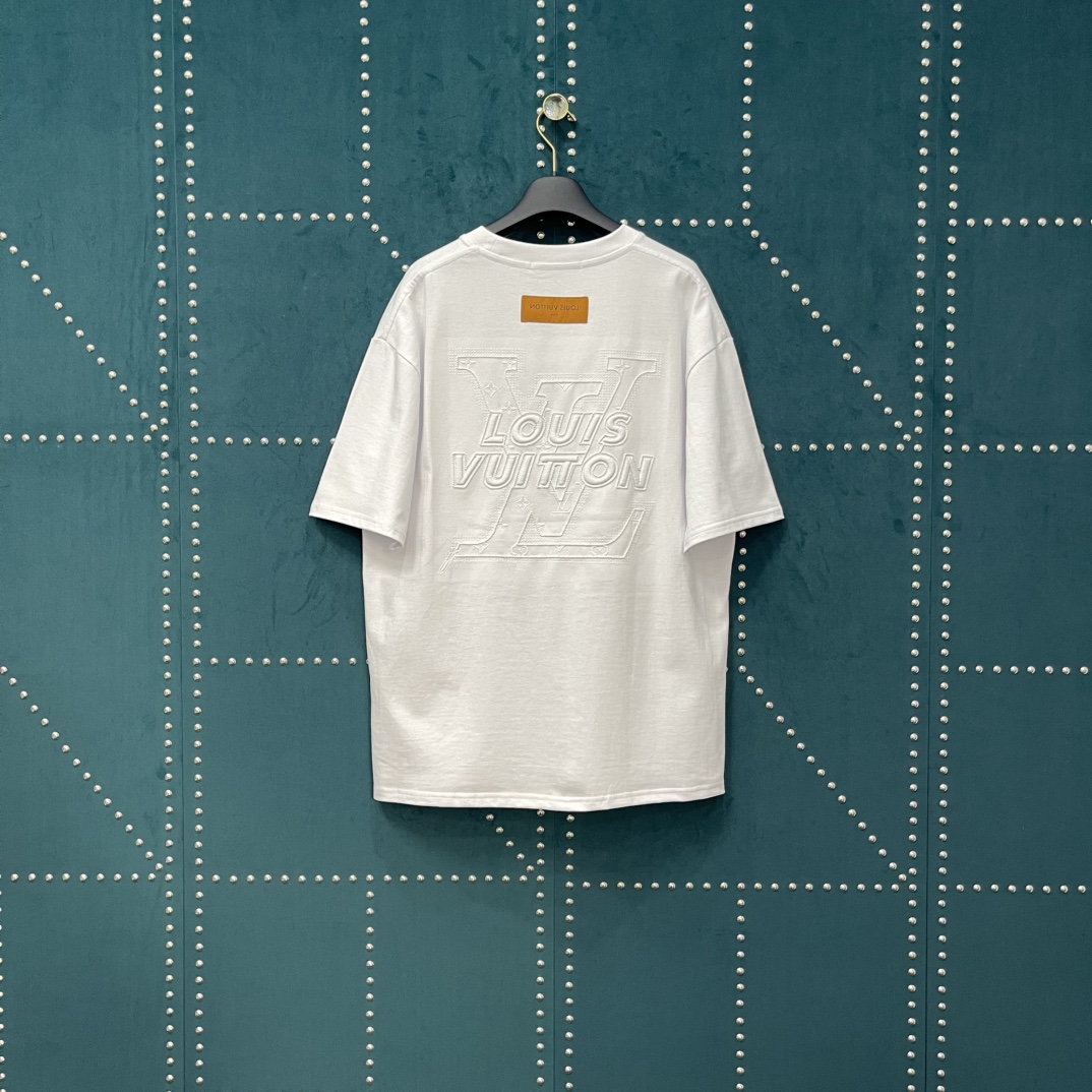 💰95  路易威登 𝙇𝙤𝙪𝙞𝙨 𝙑𝙪𝙞𝙩𝙩𝙤𝙣 1V 25SS 后背大幅字母立体刺绣短袖T恤 LV049
轻奢主义 男女日常通勤穿搭必备单品  正确版本  随意对比
详细特征
· 260克100% 纯棉双纱汗布面料
· 面部无尘烧毛工艺  底部吸毛  环保活性染
· 同缸定染特种加粗32支双股1×1罗纹
·进口田岛高速绣花机二十万针高密机绣
· 内里采用硅胶发泡注塑
· 背后翻转效果标签
· 双针车线跨缝工艺
· 原版主唛水洗吊牌包装
   颜色：黑色/白色
   尺码：XS/S/M/L