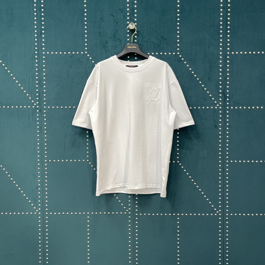 💰95  路易威登 𝙇𝙤𝙪𝙞𝙨 𝙑𝙪𝙞𝙩𝙩𝙤𝙣 1V 25SS 后背大幅字母立体刺绣短袖T恤 LV049
轻奢主义 男女日常通勤穿搭必备单品  正确版本  随意对比
详细特征
· 260克100% 纯棉双纱汗布面料
· 面部无尘烧毛工艺  底部吸毛  环保活性染
· 同缸定染特种加粗32支双股1×1罗纹
·进口田岛高速绣花机二十万针高密机绣
· 内里采用硅胶发泡注塑
· 背后翻转效果标签
· 双针车线跨缝工艺
· 原版主唛水洗吊牌包装
   颜色：黑色/白色
   尺码：XS/S/M/L