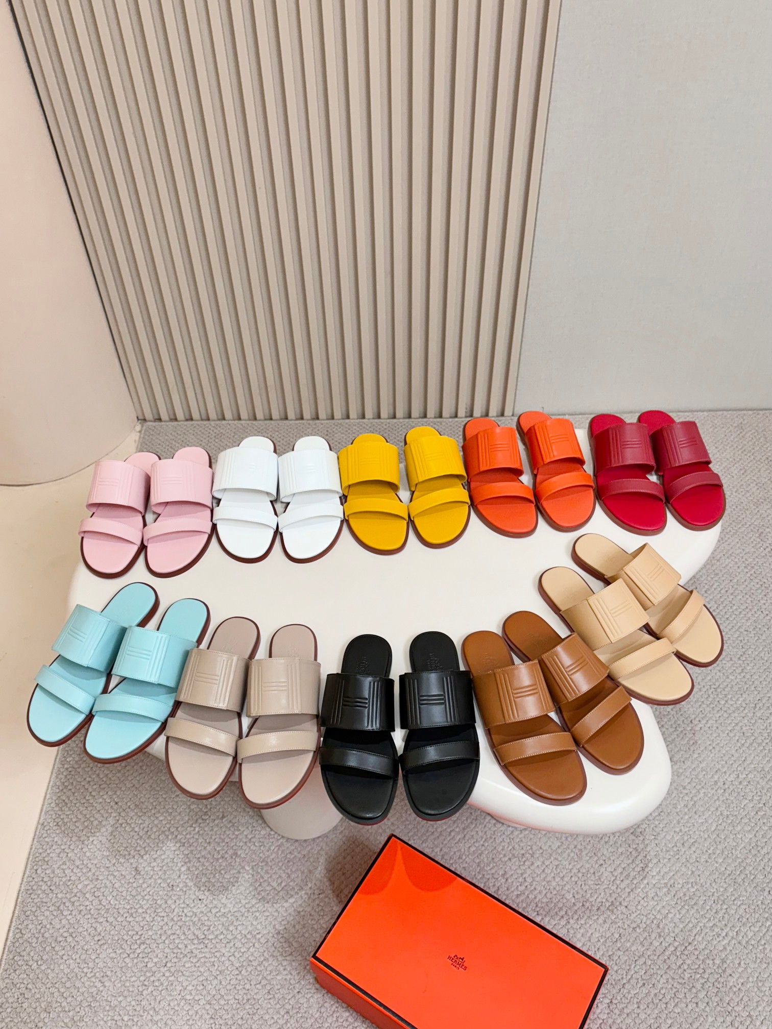 NO:785899,HERME*H's latest upgraded embossed craft slippers have 10 colors to choose from: black, white, light pink, brown, burgundy, apricot, light blue, yellow, orange, nude color 35-42. Rubber sole (leather outsole), slippers, hermes, slippers, Leather soles19860909HERME*H家最新升级压花工艺拖鞋10色选择黑色.白色.浅粉.棕色.酒红.杏色 浅蓝.黄色.橙色.裸色35-42.橡胶底(真皮大底),拖鞋,hermes,slippers,Leather soles,Women's Shoes