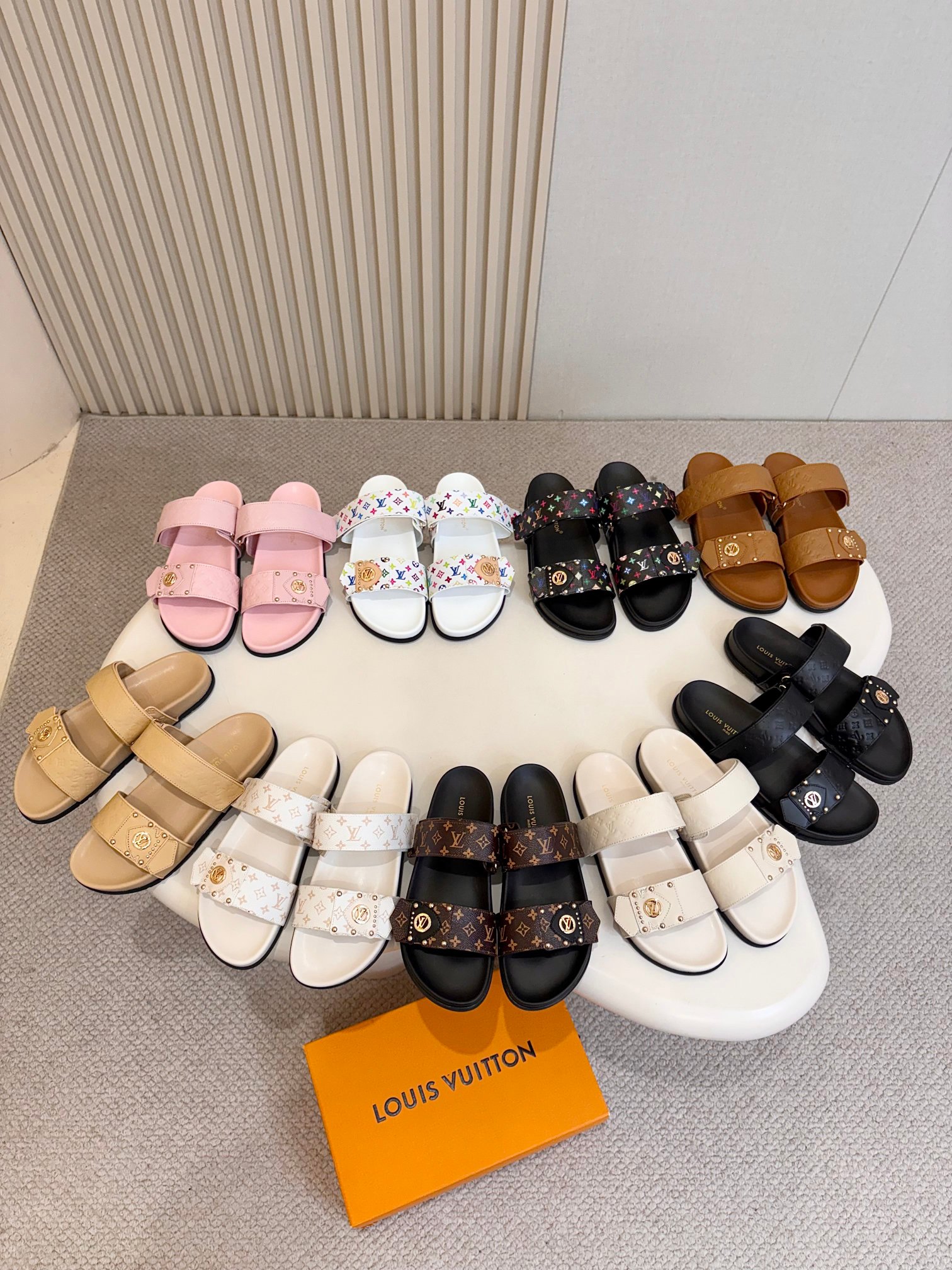 NO:889030,Top quality Louis vuitt..ss26 new arrival～Slippers LV Isola sandals, double straps + Velcro + rivets with unique buckles, simple and recognizable. Adjustable metal buckle, easy to put on and take off, suitable for different foot types. Rubber soles are non-slip, easy to control in daily life or vacation. The overall design is comfortable and fashionable, it is a versatile item in summer, you can easily hold it whether it is casual or vacation style!  size: 35-45 (female 41 to 45, custom made, non-refundable), slippers and sandals, louis vuitton, louis vuitton, sandals, slippers19860909顶级品质 Louis vuitt..ss26 new arrival～拖鞋 LV Isola凉鞋,双带+魔术贴+铆钉独特造型扣搭配,简约又有辨识度.可调节金属扣带,穿脱方便,适合不同脚型.橡胶鞋底防滑,日常或度假都能轻松驾驭.整体设计舒适又时髦,是夏季百搭单品,无论休闲还是度假风都能轻松hold住！ size:35-45 (女41 45订做不退换）,拖鞋凉鞋,louis vuitton,louis vuitton,sandals,slippers,Women's Shoes