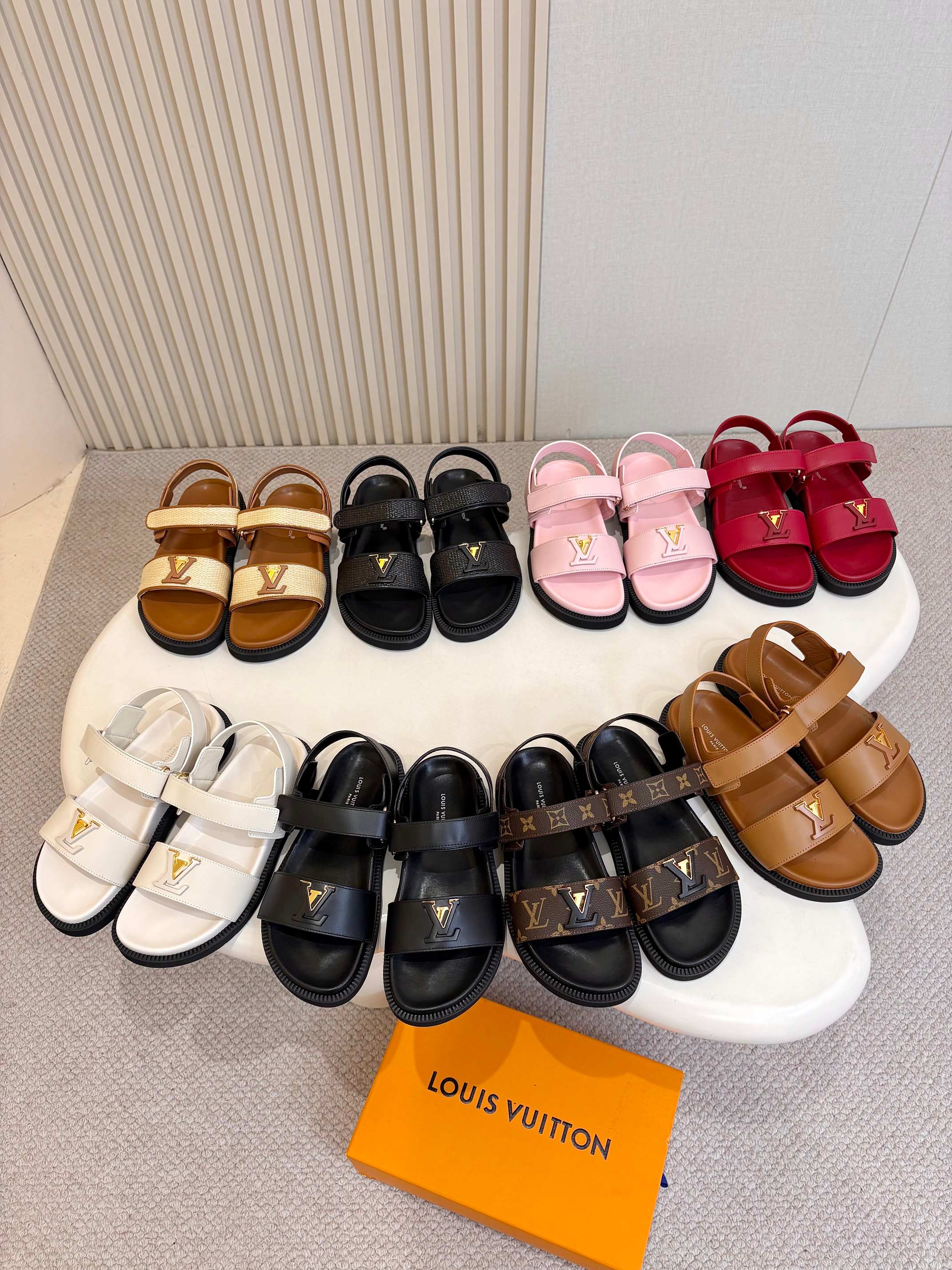 NO:889037,Top quality Louis vuitt..ss26 new arrival～Slippers LV Isola sandals, with classic LV logo, simple and recognizable. Adjustable metal buckle, easy to put on and take off, suitable for different foot types. Rubber soles are non-slip, easy to control in daily life or vacation. The overall design is comfortable and fashionable, it is a versatile item in summer, you can easily hold it whether it is casual or holiday style!  size: 35-45 (female 41, male 45, no return or exchange), slippers and sandals, louis vuitton, louis vuitton, sandals, slippers19860909顶级品质 Louis vuitt..ss26 new arrival～拖鞋 LV Isola凉鞋,搭配经典LV标志,简约又有辨识度.可调节金属扣带,穿脱方便,适合不同脚型.橡胶鞋底防滑,日常或度假都能轻松驾驭.整体设计舒适又时髦,是夏季百搭单品,无论休闲还是度假风都能轻松hold住！ size:35-45 (女41 男45订做不退换）,拖鞋凉鞋,louis vuitton,louis vuitton,sandals,slippers,Women's Shoes