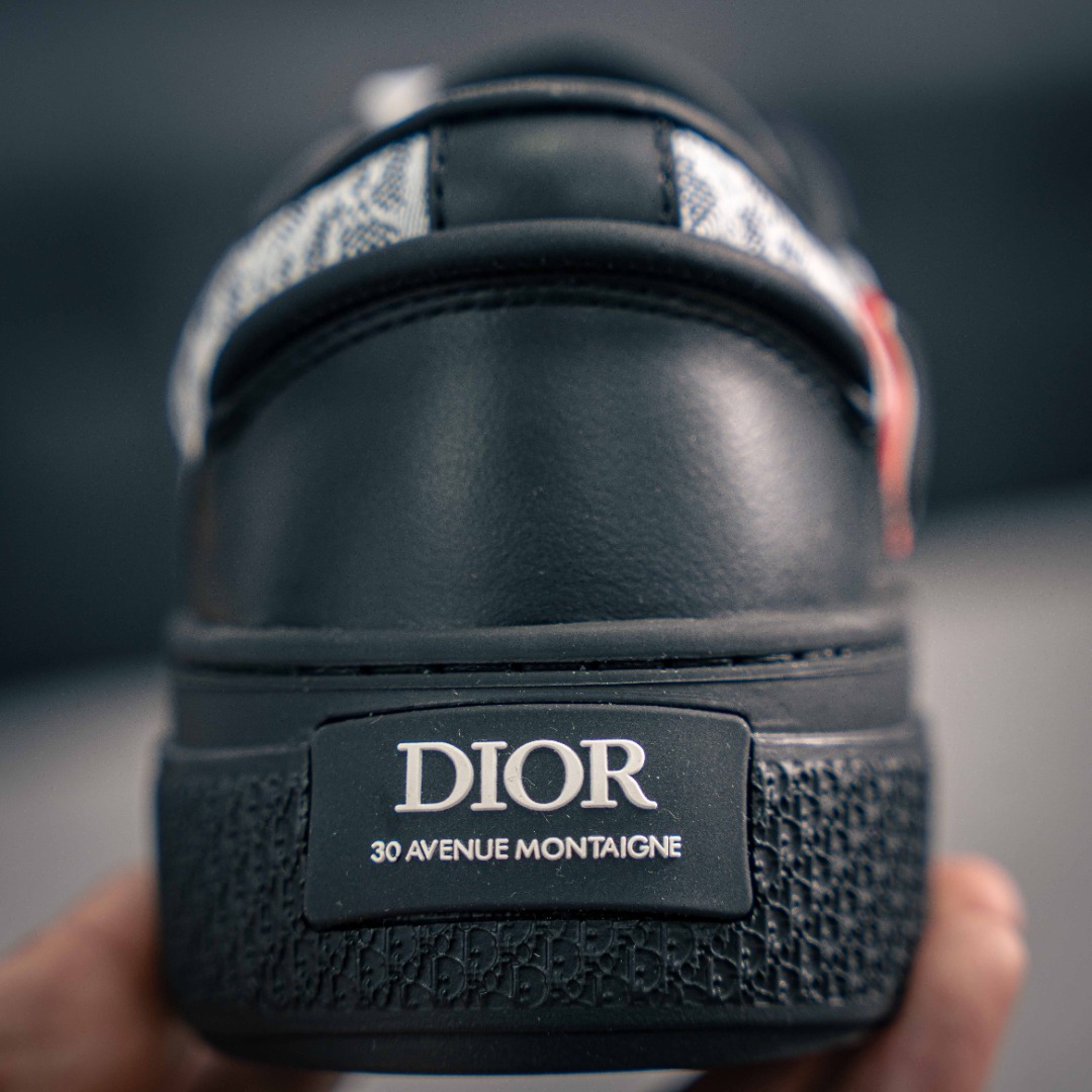 Dior 30 Avenue Montaigne 标志提升格调 可为休闲造型增添时尚气质