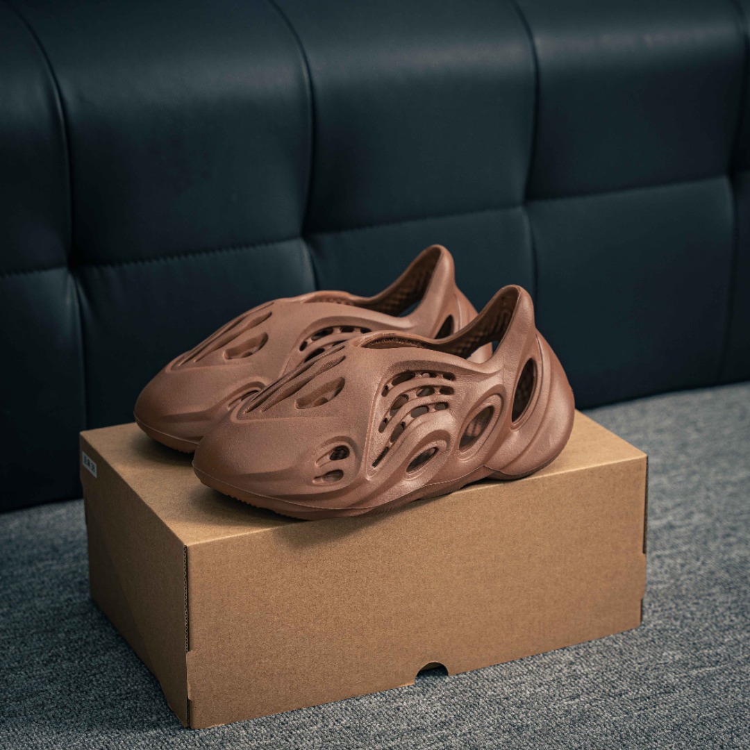 [Sandals and Slippers Series]yeezy sandals and sandals summer hole shoesWe