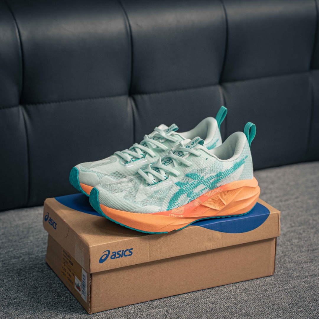 💰160         核心私

Asics Novablast 5 减震耐磨 低帮跑步鞋 
全新一代 亚瑟士 5代 跑步鞋 相比于前三代改动细节非常多 整体鞋身透气编织材质 中底改动幅度较大 前掌更加软弹 颜值超高 跑步最近选品 满满的踩屎感 跑步必备神器
货号：1011B974-400
尺码：36 37 37.5 38 39 39.5 40 41 42 42.5 43 44 45