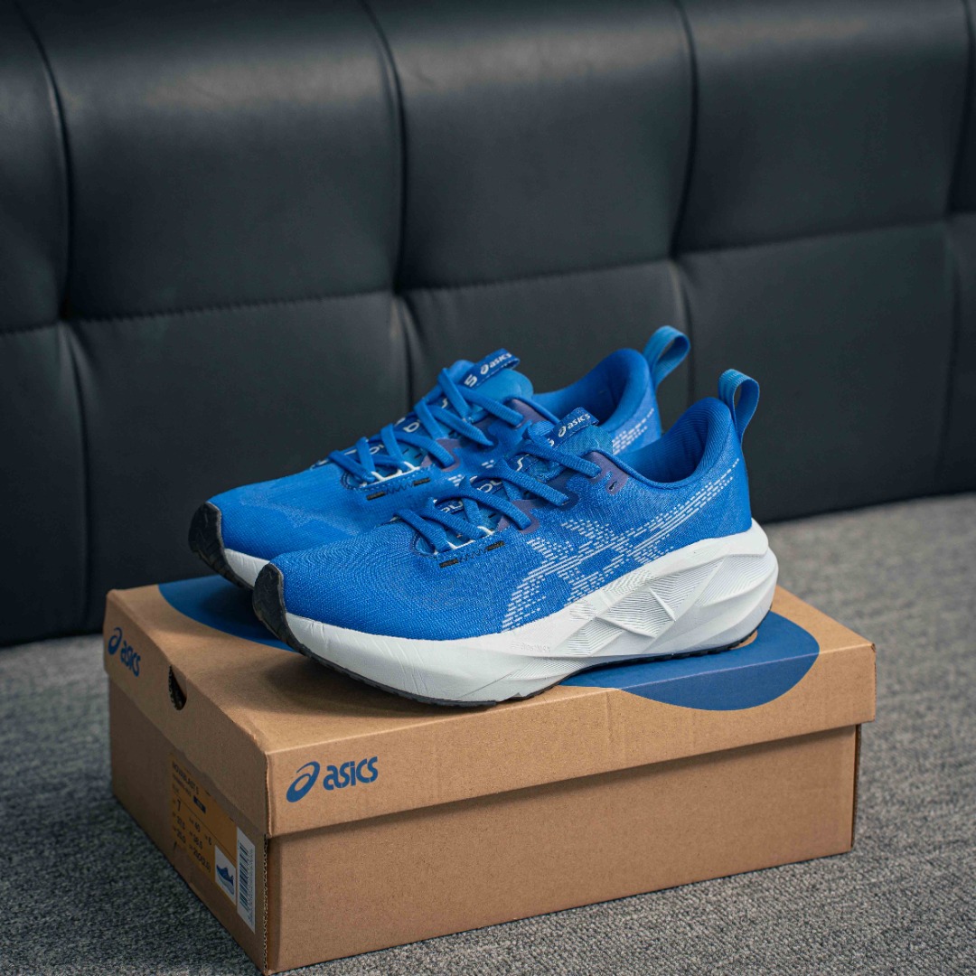 💰160         核心私

Asics Novablast 5 减震耐磨 低帮跑步鞋 
全新一代 亚瑟士 5代 跑步鞋 相比于前三代改动细节非常多 整体鞋身透气编织材质 中底改动幅度较大 前掌更加软弹 颜值超高 跑步最近选品 满满的踩屎感 跑步必备神器
货号：1011B974-403
尺码：36 37 37.5 38 39 39.5 40 41 42 42.5 43 44 45