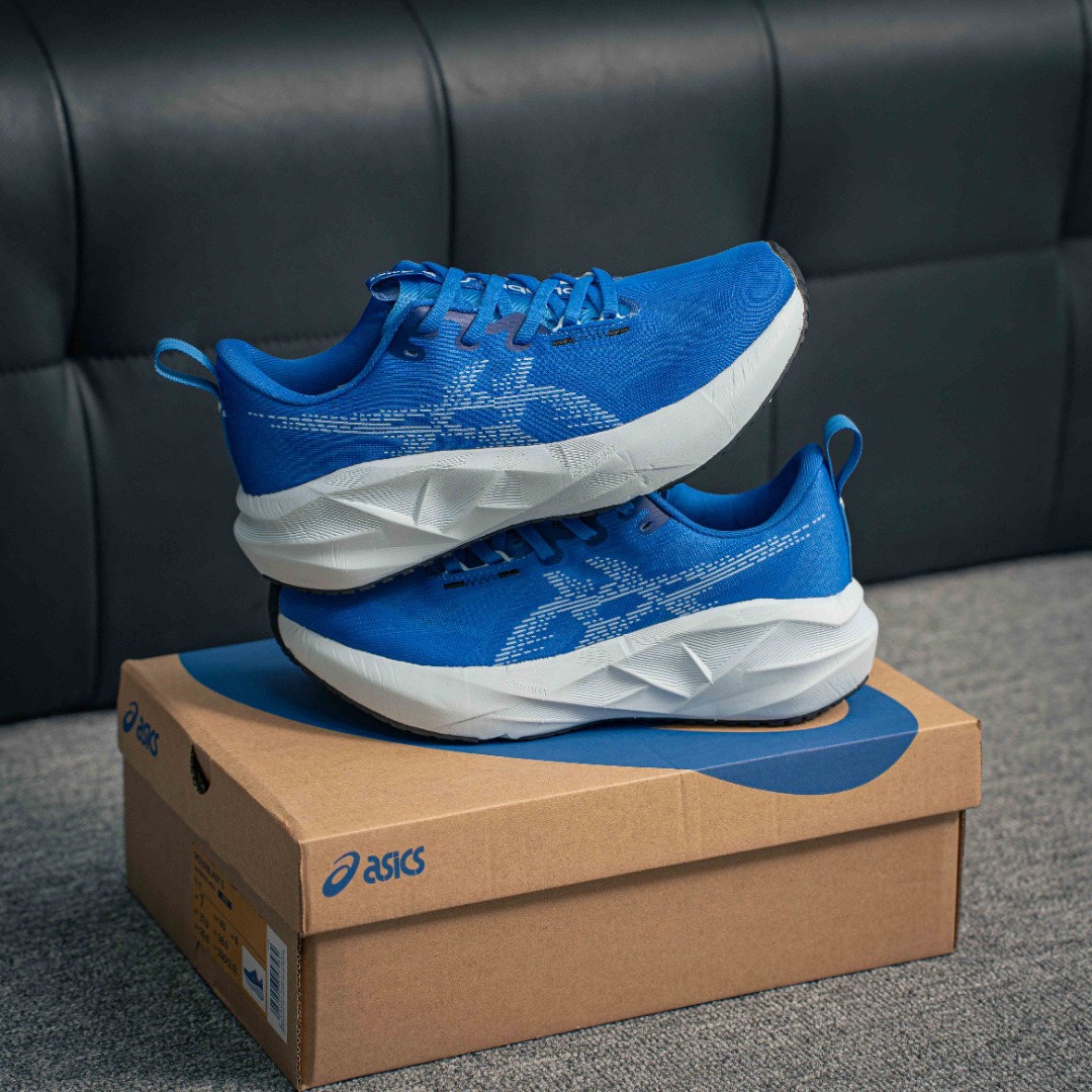 💰160         核心私

Asics Novablast 5 减震耐磨 低帮跑步鞋 
全新一代 亚瑟士 5代 跑步鞋 相比于前三代改动细节非常多 整体鞋身透气编织材质 中底改动幅度较大 前掌更加软弹 颜值超高 跑步最近选品 满满的踩屎感 跑步必备神器
货号：1011B974-403
尺码：36 37 37.5 38 39 39.5 40 41 42 42.5 43 44 45