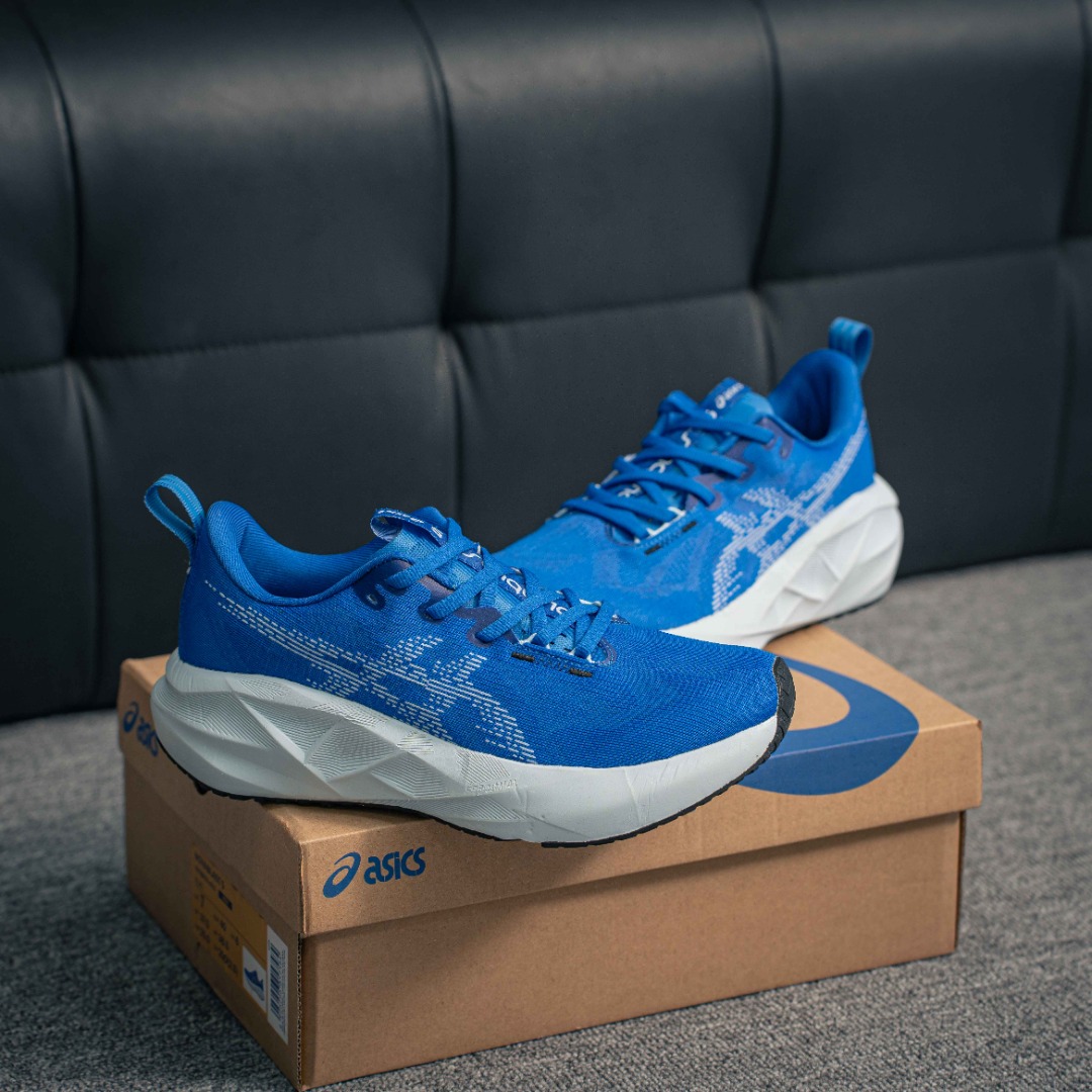 💰160         核心私

Asics Novablast 5 减震耐磨 低帮跑步鞋 
全新一代 亚瑟士 5代 跑步鞋 相比于前三代改动细节非常多 整体鞋身透气编织材质 中底改动幅度较大 前掌更加软弹 颜值超高 跑步最近选品 满满的踩屎感 跑步必备神器
货号：1011B974-403
尺码：36 37 37.5 38 39 39.5 40 41 42 42.5 43 44 45
