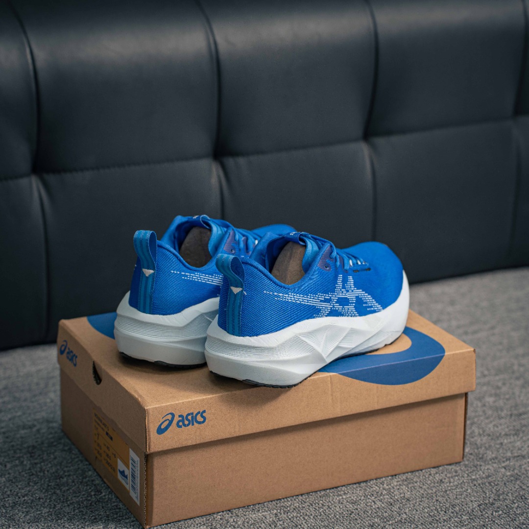 💰160         核心私

Asics Novablast 5 减震耐磨 低帮跑步鞋 
全新一代 亚瑟士 5代 跑步鞋 相比于前三代改动细节非常多 整体鞋身透气编织材质 中底改动幅度较大 前掌更加软弹 颜值超高 跑步最近选品 满满的踩屎感 跑步必备神器
货号：1011B974-403
尺码：36 37 37.5 38 39 39.5 40 41 42 42.5 43 44 45