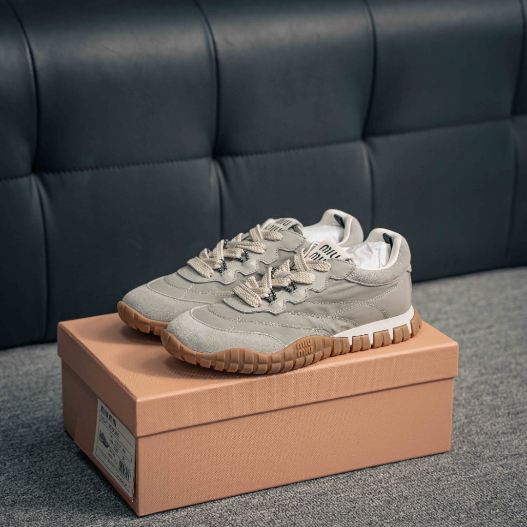 💰310 核心私
| ²⁰²5 𝐬𝐬 🤍🤎MIUMIU 缪缪新款美式复古风~ 颜值担当火爆款脏脏鞋 不得不入的一款~做旧时尚,简约高级 随意搭配上脚非常舒适,年度必入款! 早春最新走秀款运动小白鞋国内外博主刷爆的一款,小红书种草系列,复古又时髦上脚美炸了简约的运动板鞋设计,极具辨识度的鞋舌,打造佛系甜美的休闲风~~上脚气场十足随意搭配, 选用头层牛皮材质,内里丝绸牛皮里,原版TPU抽真空厚底 复古擦色做旧! Size.:35 36 37 38 39 40