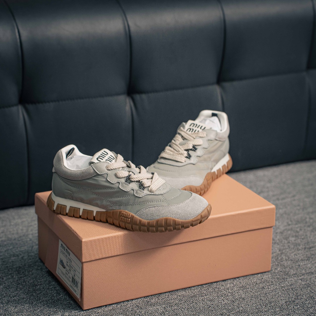 💰310 核心私
| ²⁰²5 𝐬𝐬 🤍🤎MIUMIU 缪缪新款美式复古风~ 颜值担当火爆款脏脏鞋 不得不入的一款~做旧时尚,简约高级 随意搭配上脚非常舒适,年度必入款! 早春最新走秀款运动小白鞋国内外博主刷爆的一款,小红书种草系列,复古又时髦上脚美炸了简约的运动板鞋设计,极具辨识度的鞋舌,打造佛系甜美的休闲风~~上脚气场十足随意搭配, 选用头层牛皮材质,内里丝绸牛皮里,原版TPU抽真空厚底 复古擦色做旧! Size.:35 36 37 38 39 40