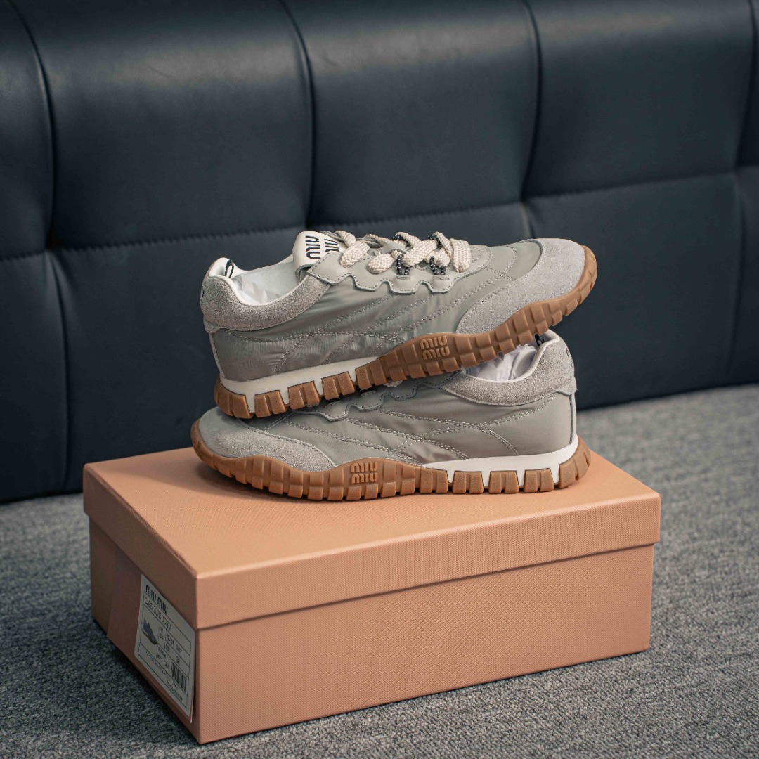 💰310 核心私
| ²⁰²5 𝐬𝐬 🤍🤎MIUMIU 缪缪新款美式复古风~ 颜值担当火爆款脏脏鞋 不得不入的一款~做旧时尚,简约高级 随意搭配上脚非常舒适,年度必入款! 早春最新走秀款运动小白鞋国内外博主刷爆的一款,小红书种草系列,复古又时髦上脚美炸了简约的运动板鞋设计,极具辨识度的鞋舌,打造佛系甜美的休闲风~~上脚气场十足随意搭配, 选用头层牛皮材质,内里丝绸牛皮里,原版TPU抽真空厚底 复古擦色做旧! Size.:35 36 37 38 39 40