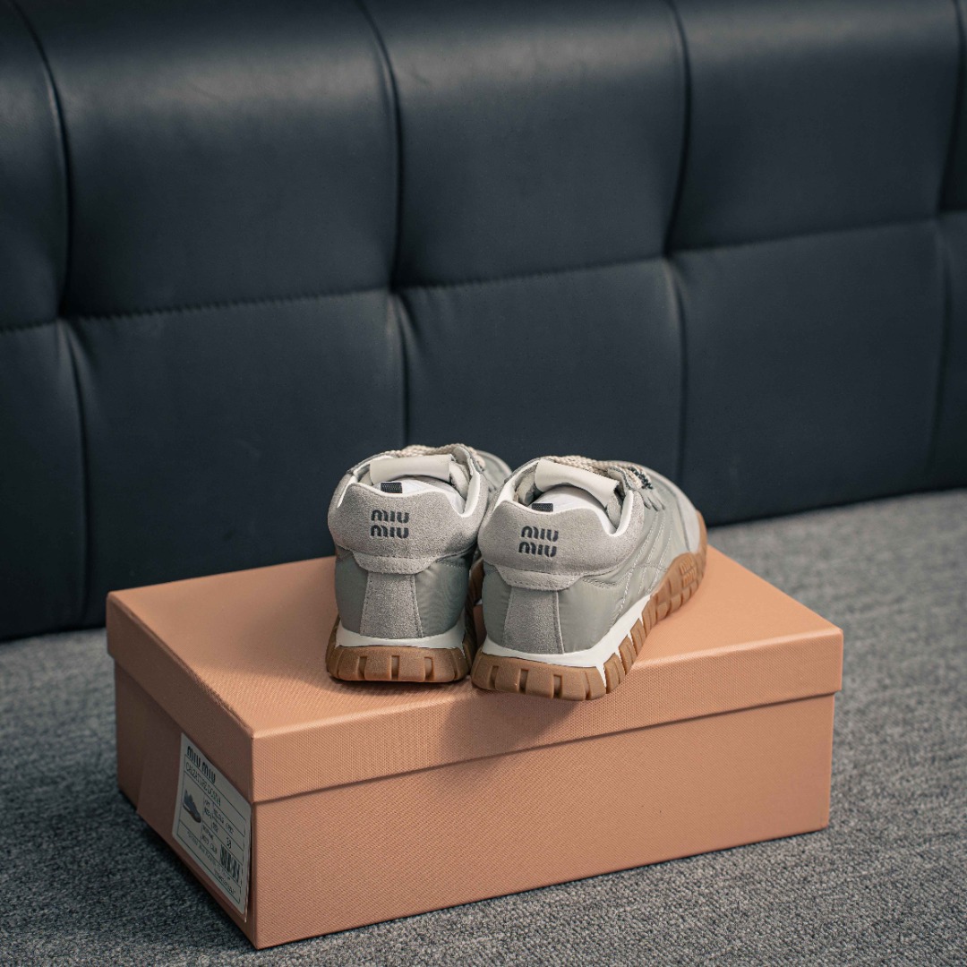 💰310 核心私
| ²⁰²5 𝐬𝐬 🤍🤎MIUMIU 缪缪新款美式复古风~ 颜值担当火爆款脏脏鞋 不得不入的一款~做旧时尚,简约高级 随意搭配上脚非常舒适,年度必入款! 早春最新走秀款运动小白鞋国内外博主刷爆的一款,小红书种草系列,复古又时髦上脚美炸了简约的运动板鞋设计,极具辨识度的鞋舌,打造佛系甜美的休闲风~~上脚气场十足随意搭配, 选用头层牛皮材质,内里丝绸牛皮里,原版TPU抽真空厚底 复古擦色做旧! Size.:35 36 37 38 39 40