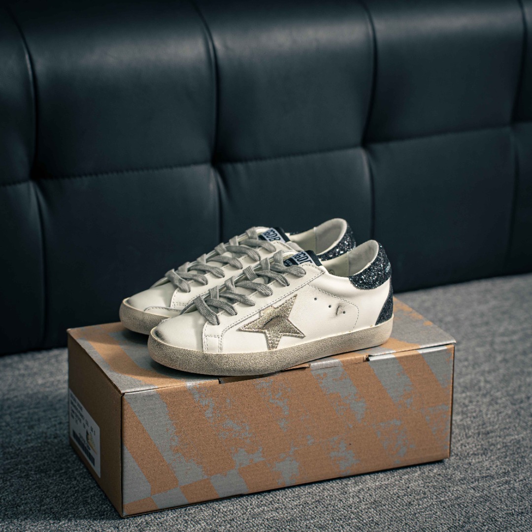 💰230         核心私

GGDB Golden Goose Super Star
系列小脏运动鞋 25ss官方新款
火爆全网各路明星纷纷上脚，头层公司级小脏鞋，完美精细做工，全手工打磨做旧，自带3厘米内增高，巴黎时装周出镜率最高的小脏鞋。2023Golden Goose 官网同步上新，舒服不磨脚！
Size：35 36 37 38 39