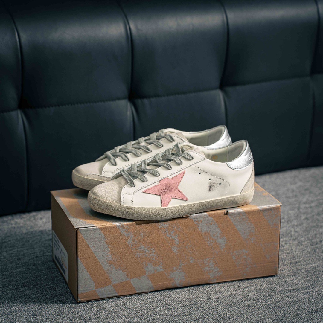 💰230         核心私

GGDB Golden Goose Super Star
系列小脏运动鞋 25ss官方新款
火爆全网各路明星纷纷上脚，头层公司级小脏鞋，完美精细做工，全手工打磨做旧，自带3厘米内增高，巴黎时装周出镜率最高的小脏鞋。2023Golden Goose 官网同步上新，舒服不磨脚！
Size：35 36 37 38 39