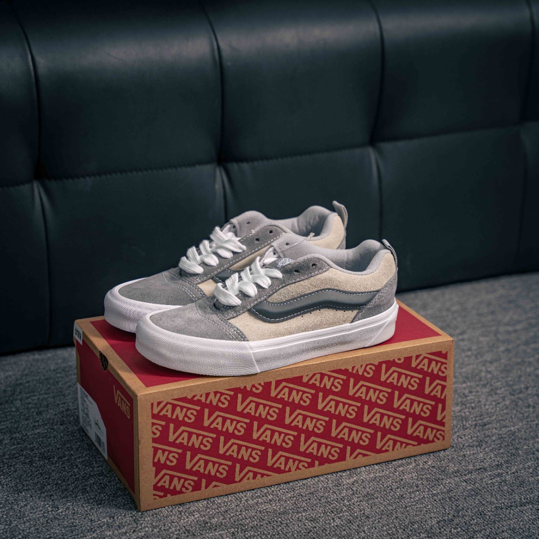 💰140        核心私

Vans范斯官方 Knu Skool  白灰色面包鞋  男女同款休闲百搭板鞋流行潮流面包鞋
尺码：35 36 36.5 37 38 38.5 39 40 40.5 41 42 42.5 43 44 工艺：硫化1:1（重量1:1、真标、原钢印、材质标、鞋型标、合格证）
