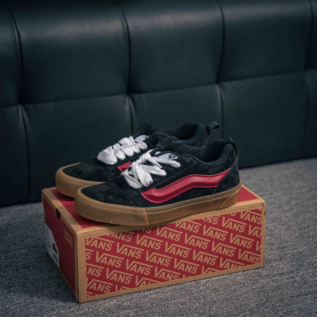 💰140        核心私

-  Vans Knu Skool 黑酒红生胶
面包鞋“酒红饰条终于出来了”酒红色作为点缀真的很高级！加上黑色麂皮生胶搭配真的很百搭出圈

SIZE：35-44（带半码）现货秒发