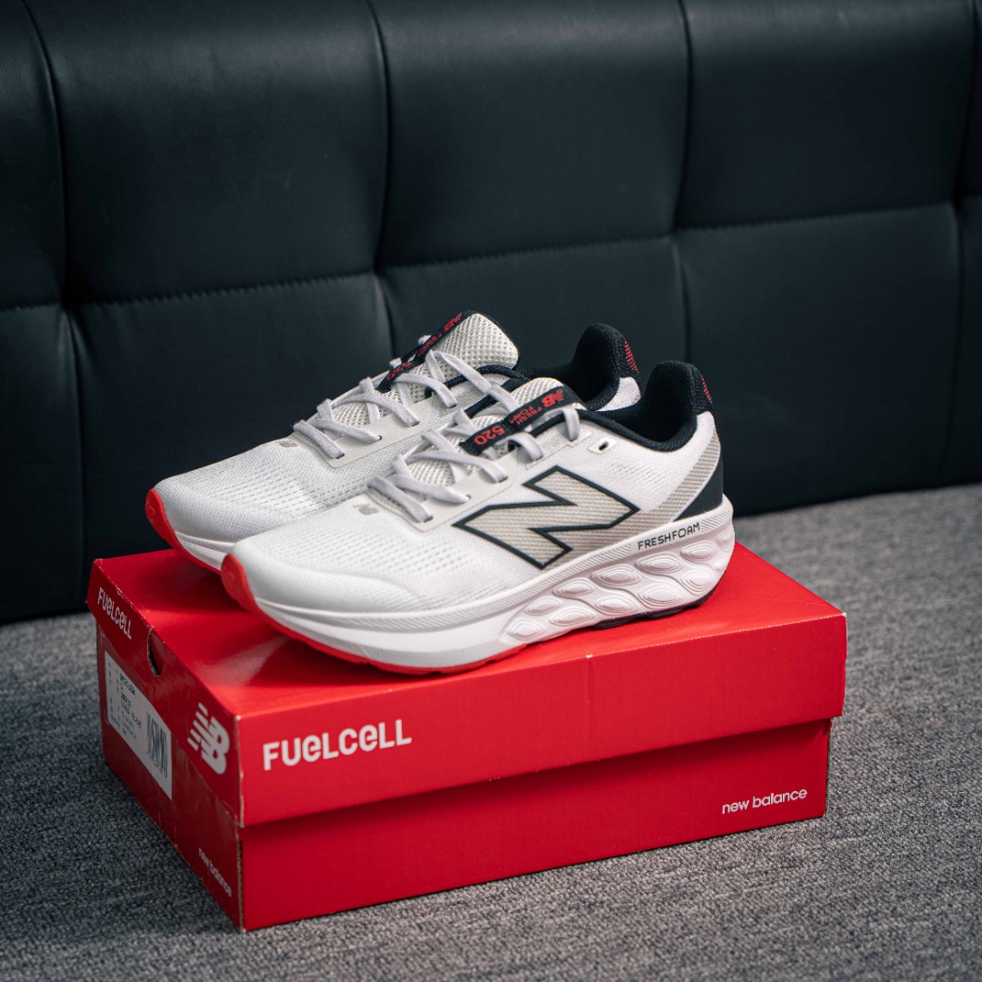 核心私 New Balance NB FuelCell Supercomp NB跑步鞋FuelCell SuperComp Trainer采用FuelCell中底 采用EnergyArc技术 可在艰难的训练日提供卓越的能量回馈这款创新的跑鞋采用光滑的工程针织鞋面和带角撑板的鞋舌 在高速度时提供舒适的感觉 货号:M520LG9
