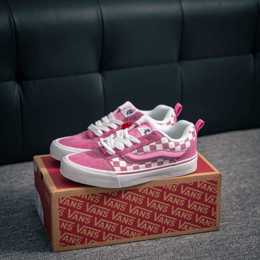 💰130        核心私

Vans Old Skool 蜜桃粉棋盘格面包 范斯官方 休闲帆布硫化鞋 减龄可爱蜜桃粉 春日出行必备
 尺码：35 36 36.5 37 38 38.5 39 40 40.5 41 42 42.5 43 44 45工艺：硫化1:1（重量1:1、真标、原钢印、材质标、鞋型标、合格证）
1628