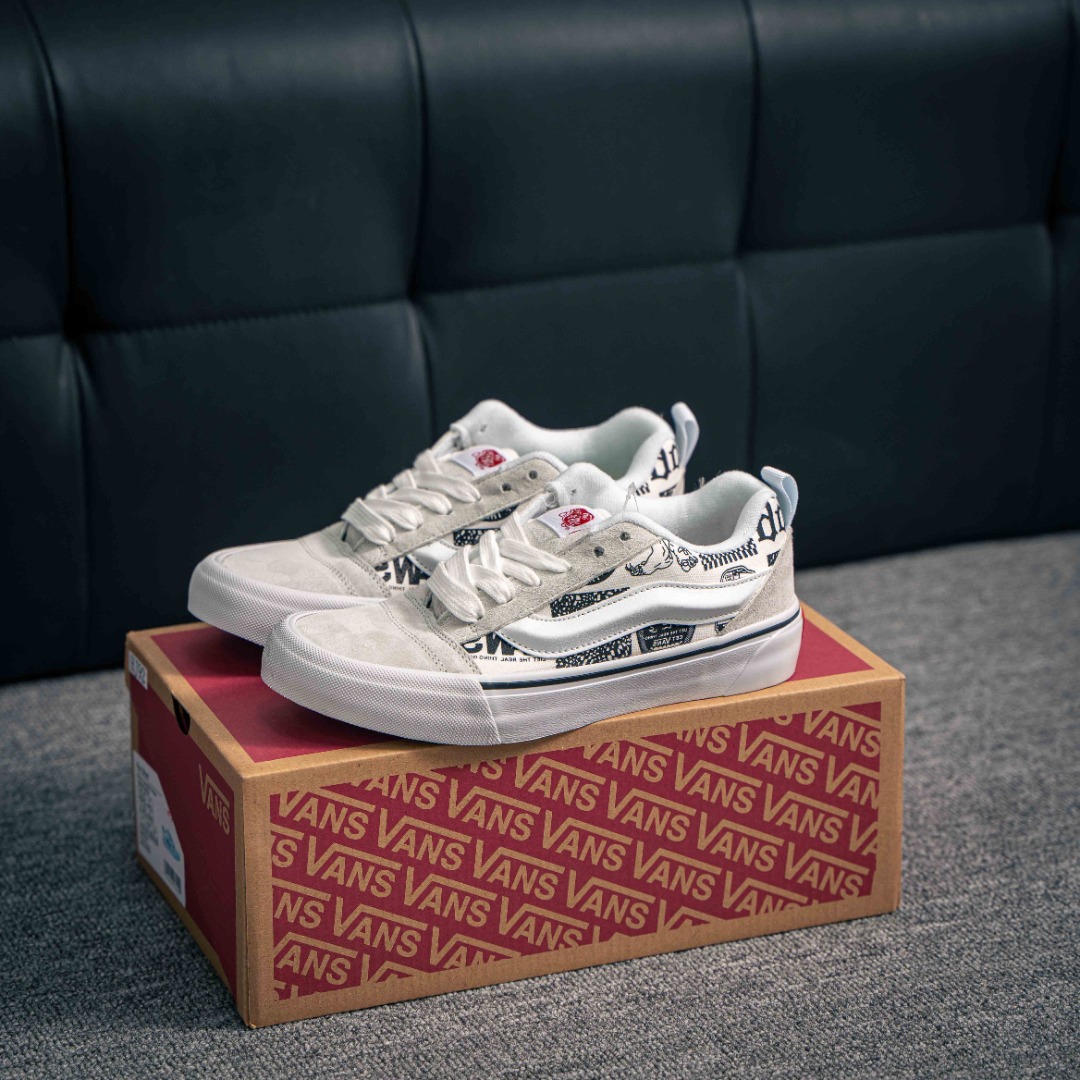 💰140        核心私

Vans Knu Skool 蛇年限定  白色猪八涂鸦校车经典图案胖胖鞋面包鞋
范斯低帮复古休闲胖胖面包鞋万斯金典图案 
尺码：35 36 36.5 37 38 38.5 39 40 40.5 41 42 42.5 43 44 45
1628