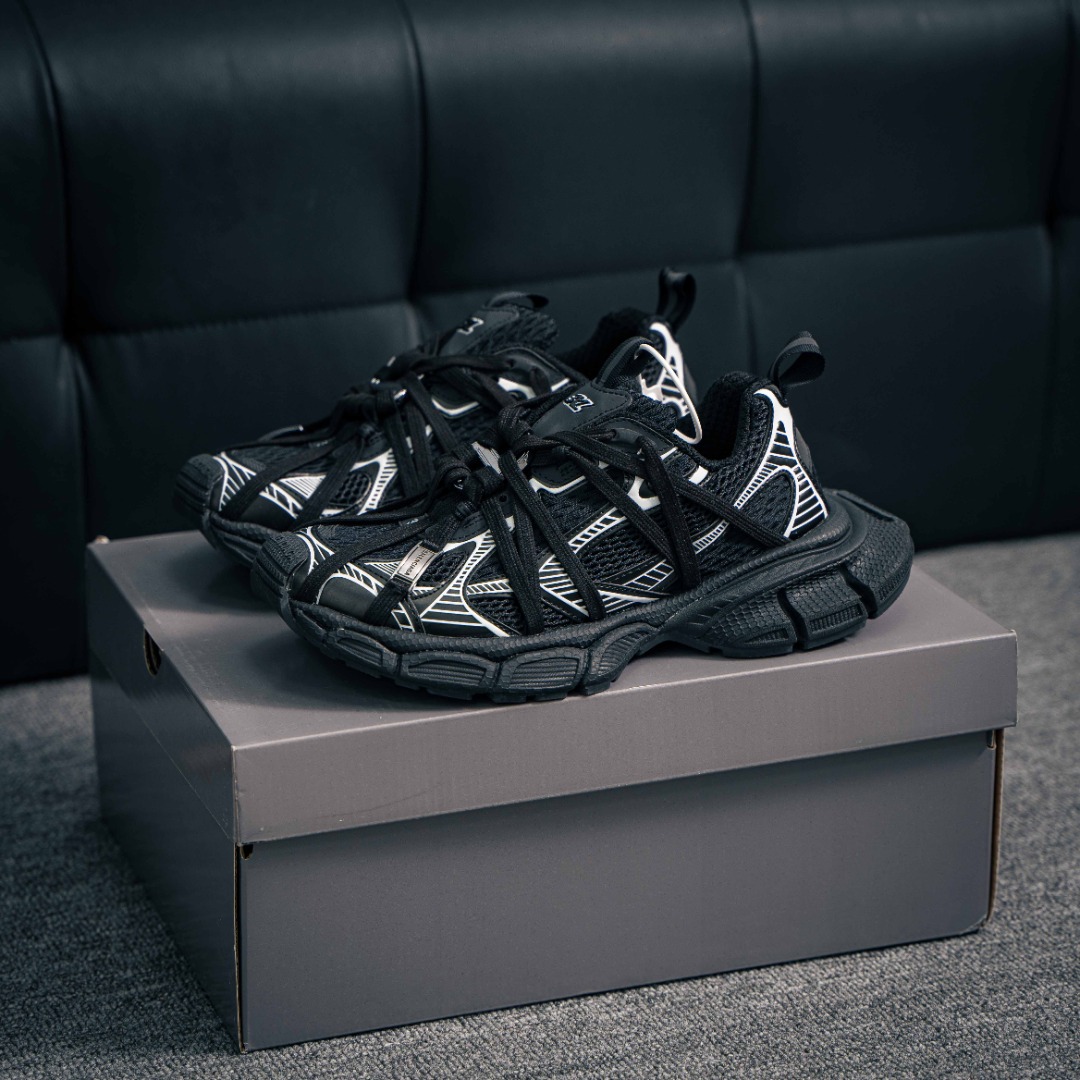 核心私 Balenciaga Phantom Sneaker 巴黎世家 巴黎世家3XL全新十代系列潮流跑鞋 增加全新设计 在延续 Track Trainer 户外轮廓和复杂鞋面结构的同时,更具复古风格 货号:825599 W3XL2 0101