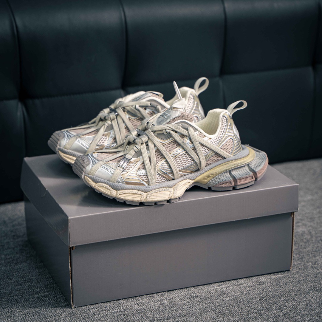 核心私 Balenciaga Phantom Sneaker 巴黎世家 巴黎世家3XL全新十代系列潮流跑鞋 增加全新设计 在延续 Track Trainer 户外轮廓和复杂鞋面结构的同时,更具复古风格 货号:825599 W3XL2 0101