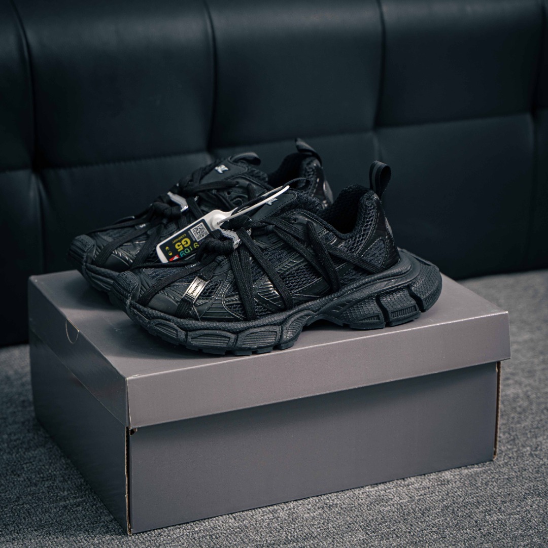 核心私 Balenciaga Phantom Sneaker 巴黎世家 巴黎世家3XL全新十代系列潮流跑鞋 增加全新设计 在延续 Track Trainer 户外轮廓和复杂鞋面结构的同时,更具复古风格 货号:825599 W3XL2 0101