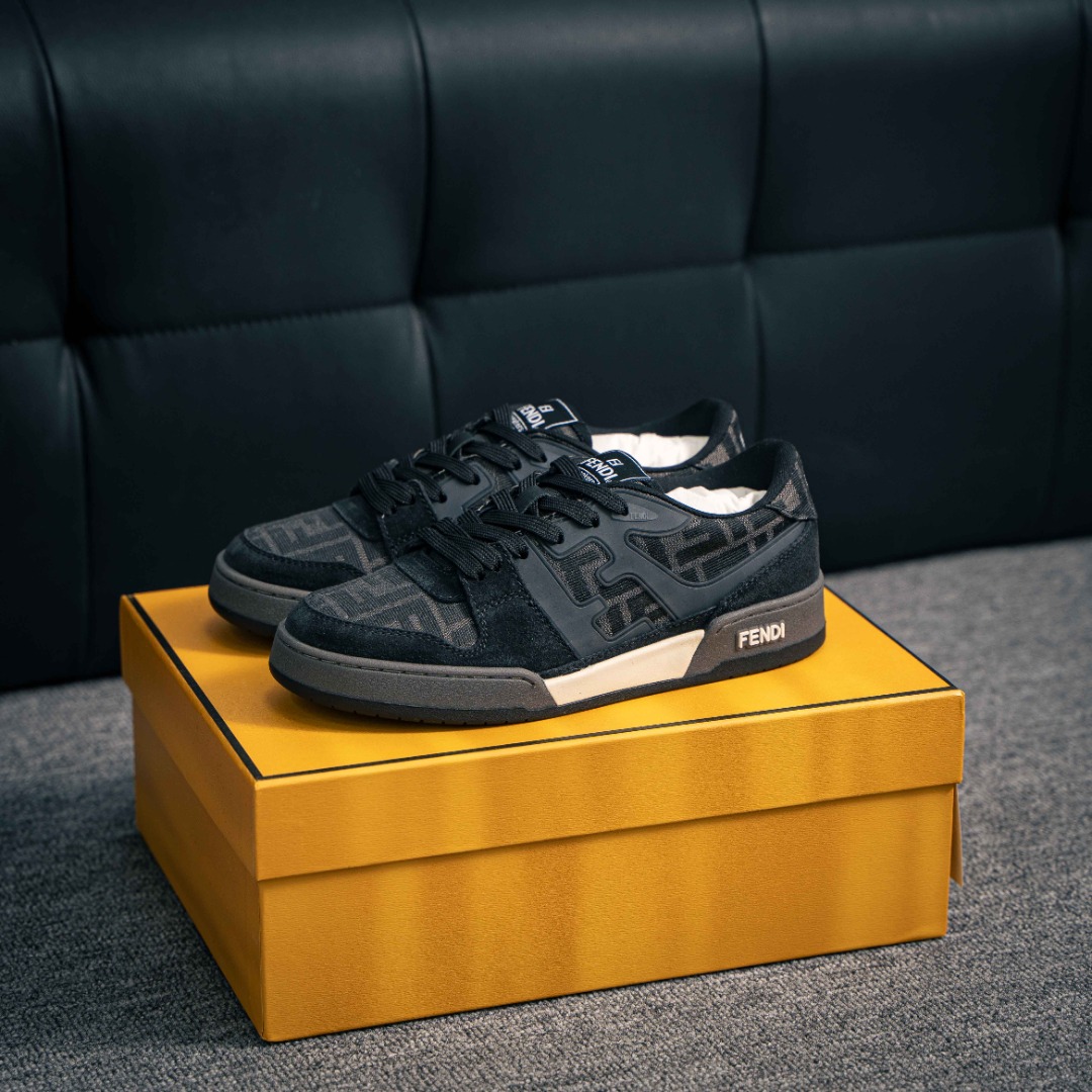 💰330        核心私

芬迪Fendi Flair Leather Sneaker Low 
弗莱尔系列 复古德训风休闲运动板鞋
广东原产 FENDI Flair系带运动鞋
配置全套代购包装说明书防尘布袋物件
采用软质荔枝纹头层皮革组合翻毛麂皮鞋面材质
鞋垫嵌入发泡PU缓震鞋垫
皮革材质呈现不同类型的纹理 麂皮包覆鞋头
两侧带微型孔眼 半透明橡胶细鞋跟
饰有凸纹压花FF图案
尺码： 38 39 40 41 42 43 44
152229