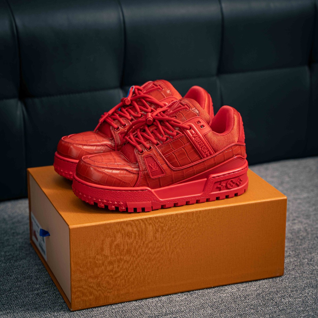 💰400        核心私

 LV-路易-威登trainer 2025走秀最新款原版1：1开发复刻！！上脚非常舒适 做工精细鞋面由意大利进口小牛皮拼接，侧边饰有品牌LOGO标志，进口网布垫脚透气网布内里，脚感超舒适。原厂特供原版TPU组合大底。套包工艺 
尺码：35-46
152229