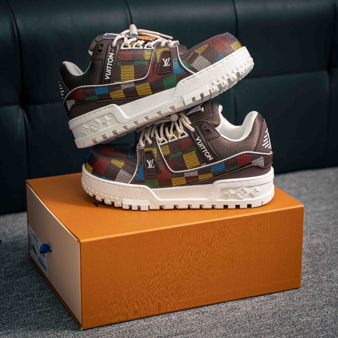 💰400        核心私

 LV-路易-威登trainer 2025走秀最新款原版1：1开发复刻！！上脚非常舒适 做工精细鞋面由意大利进口小牛皮拼接，侧边饰有品牌LOGO标志，进口网布垫脚透气网布内里，脚感超舒适。原厂特供原版TPU组合大底。套包工艺 
尺码：35-46
152229