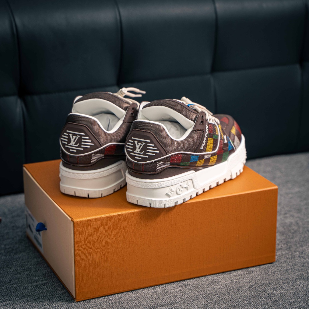 💰400        核心私

 LV-路易-威登trainer 2025走秀最新款原版1：1开发复刻！！上脚非常舒适 做工精细鞋面由意大利进口小牛皮拼接，侧边饰有品牌LOGO标志，进口网布垫脚透气网布内里，脚感超舒适。原厂特供原版TPU组合大底。套包工艺 
尺码：35-46
152229