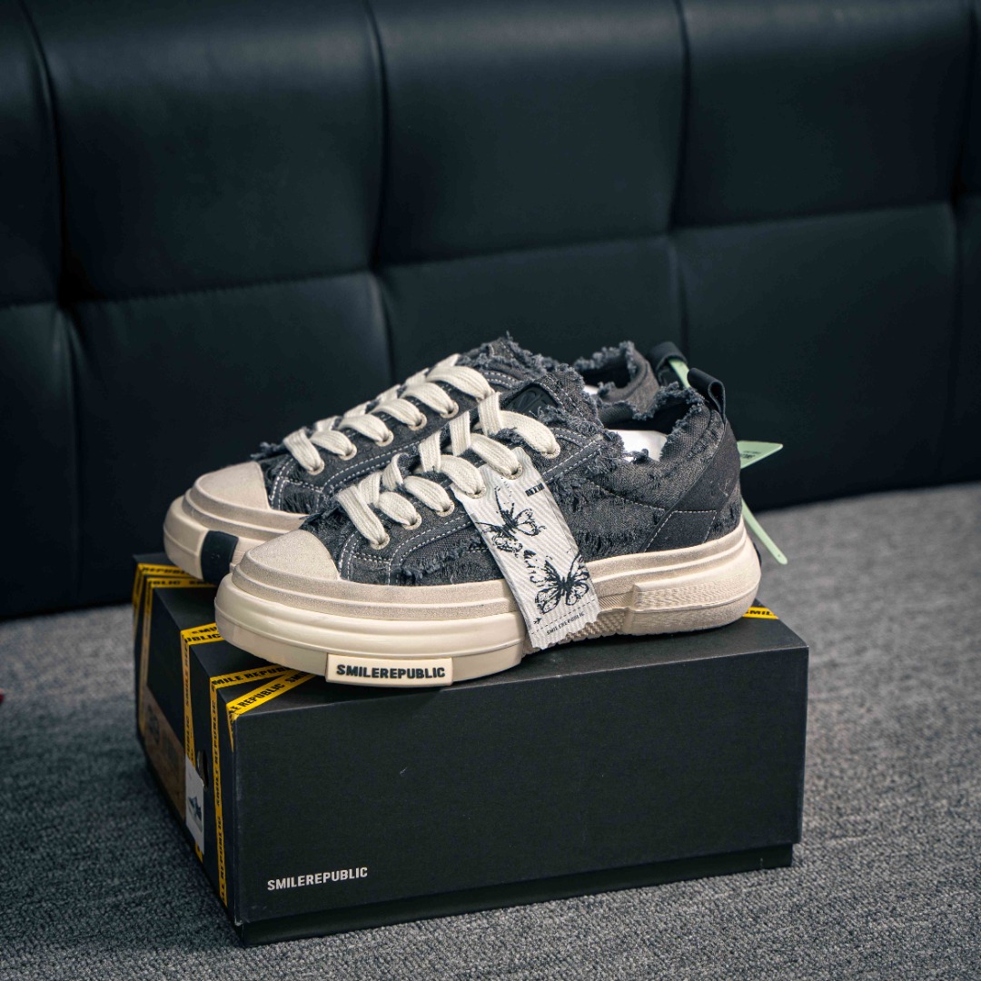 💰350        核心私

男女鞋原楦原纸版数据开发版型#采用羊绒厚实棉布组合头层植鞣皮革饰片鞋面材质#超软头层水染牛皮内里/注塑成型海玻璃鞋垫#全新独立开发4cm厘米外增高效果橡胶鞋底徐璐,李晨,檀健次同款,新晋街头鞋履品牌SMILEREPUBLIC INCEPTION 70S Low.Sp 经典银河系松糕厚底增高低帮LED灯乞丐风帆布低帮休闲运动鞋
尺码：35-39
152229