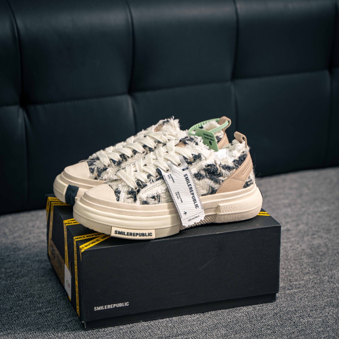 💰350        核心私

男女鞋原楦原纸版数据开发版型#采用羊绒厚实棉布组合头层植鞣皮革饰片鞋面材质#超软头层水染牛皮内里/注塑成型海玻璃鞋垫#全新独立开发4cm厘米外增高效果橡胶鞋底徐璐,李晨,檀健次同款,新晋街头鞋履品牌SMILEREPUBLIC INCEPTION 70S Low.Sp 经典银河系松糕厚底增高低帮LED灯乞丐风帆布低帮休闲运动鞋
尺码：35-39
152229