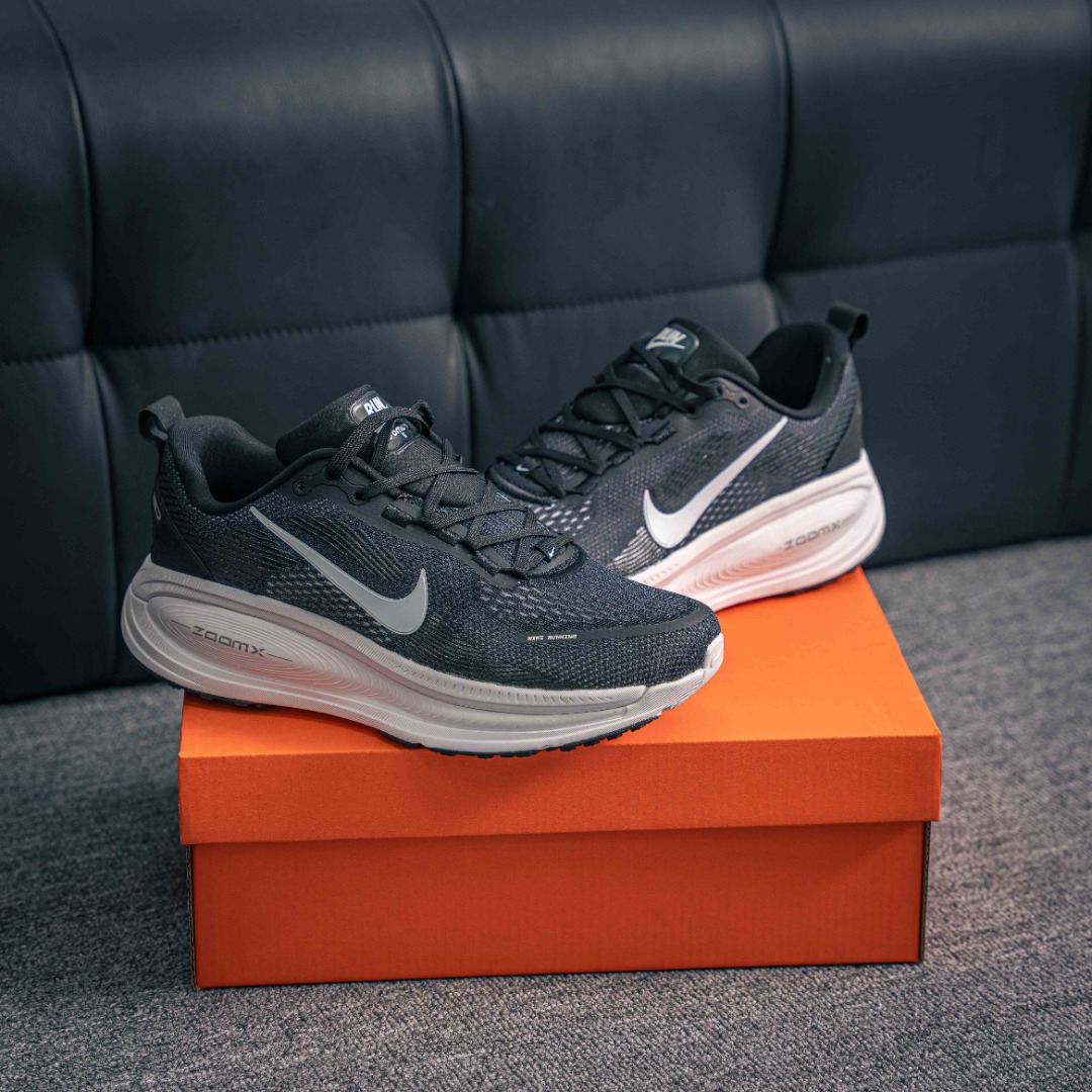 💰190        核心私 

Zoom VOMERO 18 轻量跑鞋耐克网透面气 训跑练步鞋
外贸专供订单 原厂折返国内销售 国外专柜标准数据开发拥有 Zoom Air 一如既往的稳定感和流畅感 鞋面采用工程网眼设计 为特定高热区域营造出色透气性 进一步增加鞋面的穿孔数量 让足部能够快速散热 中足搭配 Flywire 飞线 在高速运动时营造舒适稳定的贴合感 内置Zoon气垫加持 动力十足 ！
货号：HM6803 007
尺码：35.5 36 36.5 37.5 38 38.5 39 40 40.5 41 42 42.5 43 44 45 46