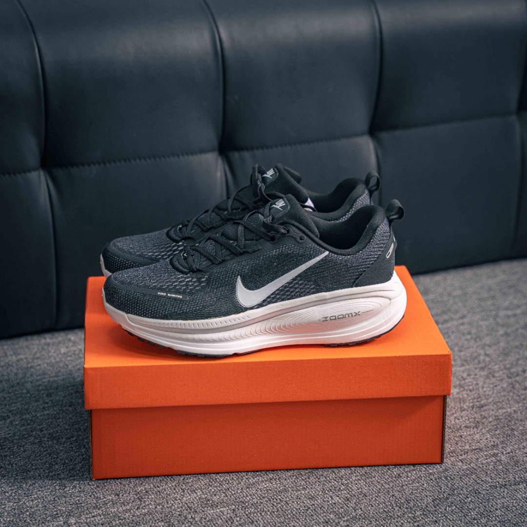 💰190        核心私 

Zoom VOMERO 18 轻量跑鞋耐克网透面气 训跑练步鞋
外贸专供订单 原厂折返国内销售 国外专柜标准数据开发拥有 Zoom Air 一如既往的稳定感和流畅感 鞋面采用工程网眼设计 为特定高热区域营造出色透气性 进一步增加鞋面的穿孔数量 让足部能够快速散热 中足搭配 Flywire 飞线 在高速运动时营造舒适稳定的贴合感 内置Zoon气垫加持 动力十足 ！
货号：HM6803 007
尺码：35.5 36 36.5 37.5 38 38.5 39 40 40.5 41 42 42.5 43 44 45 46