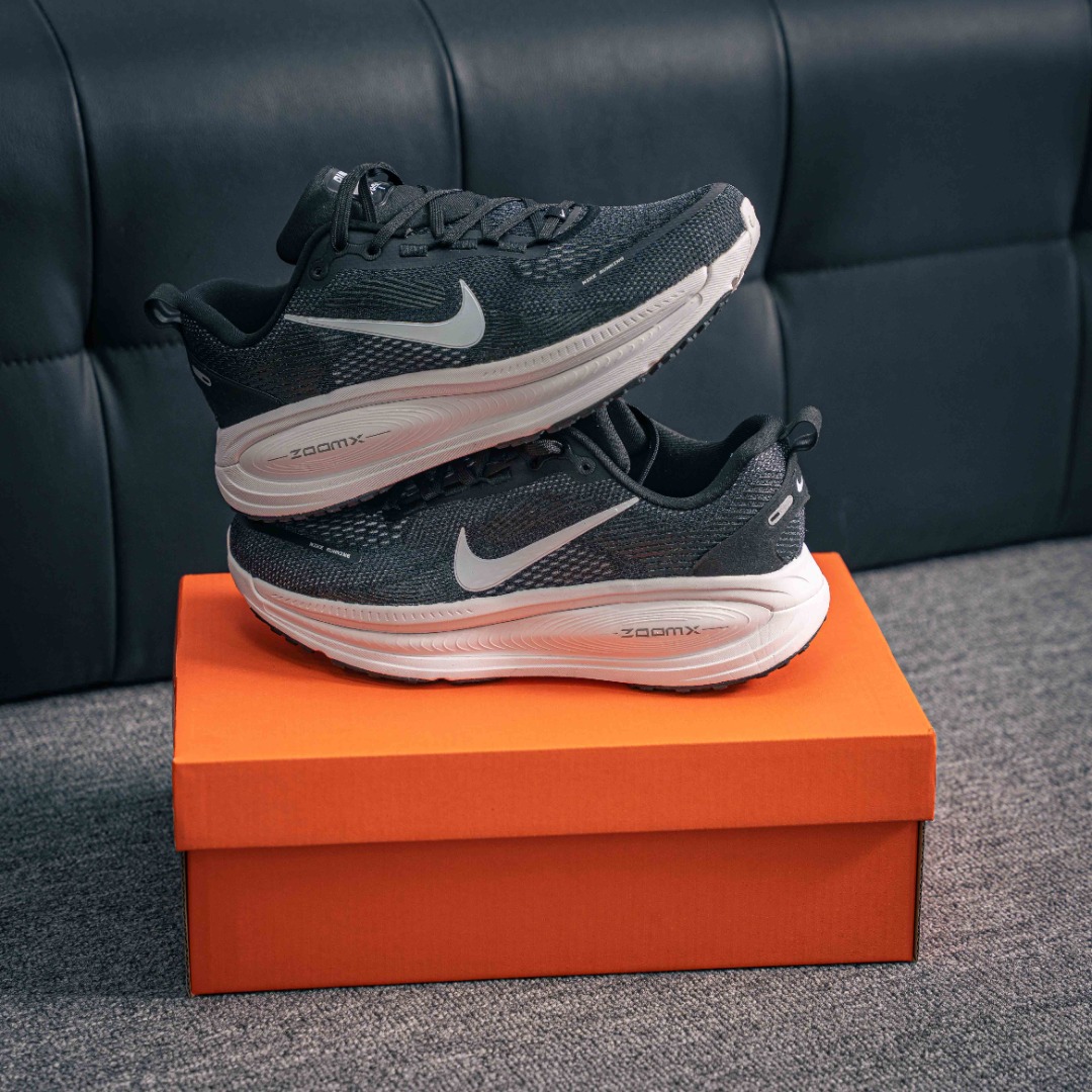 💰190        核心私 

Zoom VOMERO 18 轻量跑鞋耐克网透面气 训跑练步鞋
外贸专供订单 原厂折返国内销售 国外专柜标准数据开发拥有 Zoom Air 一如既往的稳定感和流畅感 鞋面采用工程网眼设计 为特定高热区域营造出色透气性 进一步增加鞋面的穿孔数量 让足部能够快速散热 中足搭配 Flywire 飞线 在高速运动时营造舒适稳定的贴合感 内置Zoon气垫加持 动力十足 ！
货号：HM6803 007
尺码：35.5 36 36.5 37.5 38 38.5 39 40 40.5 41 42 42.5 43 44 45 46