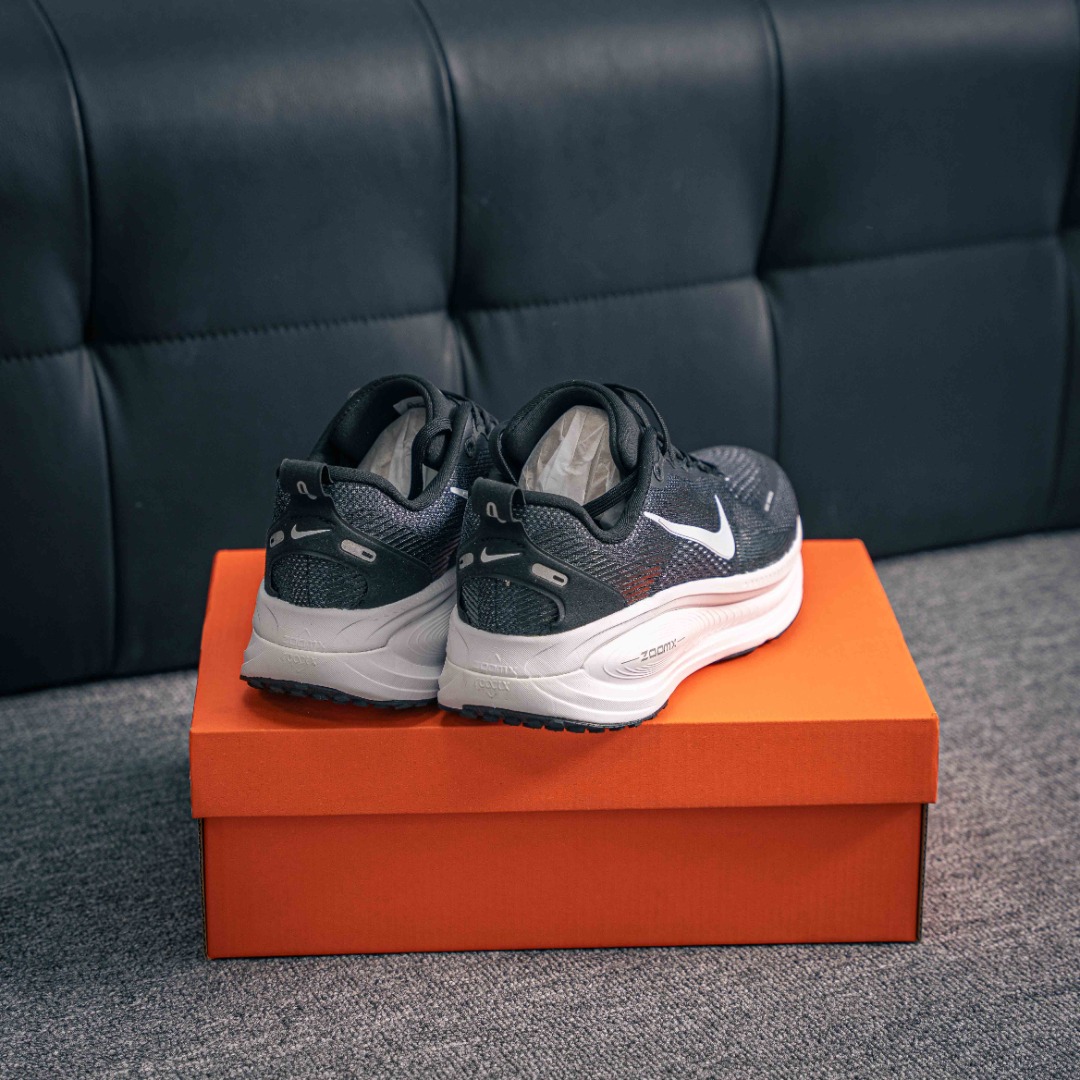 💰190        核心私 

Zoom VOMERO 18 轻量跑鞋耐克网透面气 训跑练步鞋
外贸专供订单 原厂折返国内销售 国外专柜标准数据开发拥有 Zoom Air 一如既往的稳定感和流畅感 鞋面采用工程网眼设计 为特定高热区域营造出色透气性 进一步增加鞋面的穿孔数量 让足部能够快速散热 中足搭配 Flywire 飞线 在高速运动时营造舒适稳定的贴合感 内置Zoon气垫加持 动力十足 ！
货号：HM6803 007
尺码：35.5 36 36.5 37.5 38 38.5 39 40 40.5 41 42 42.5 43 44 45 46